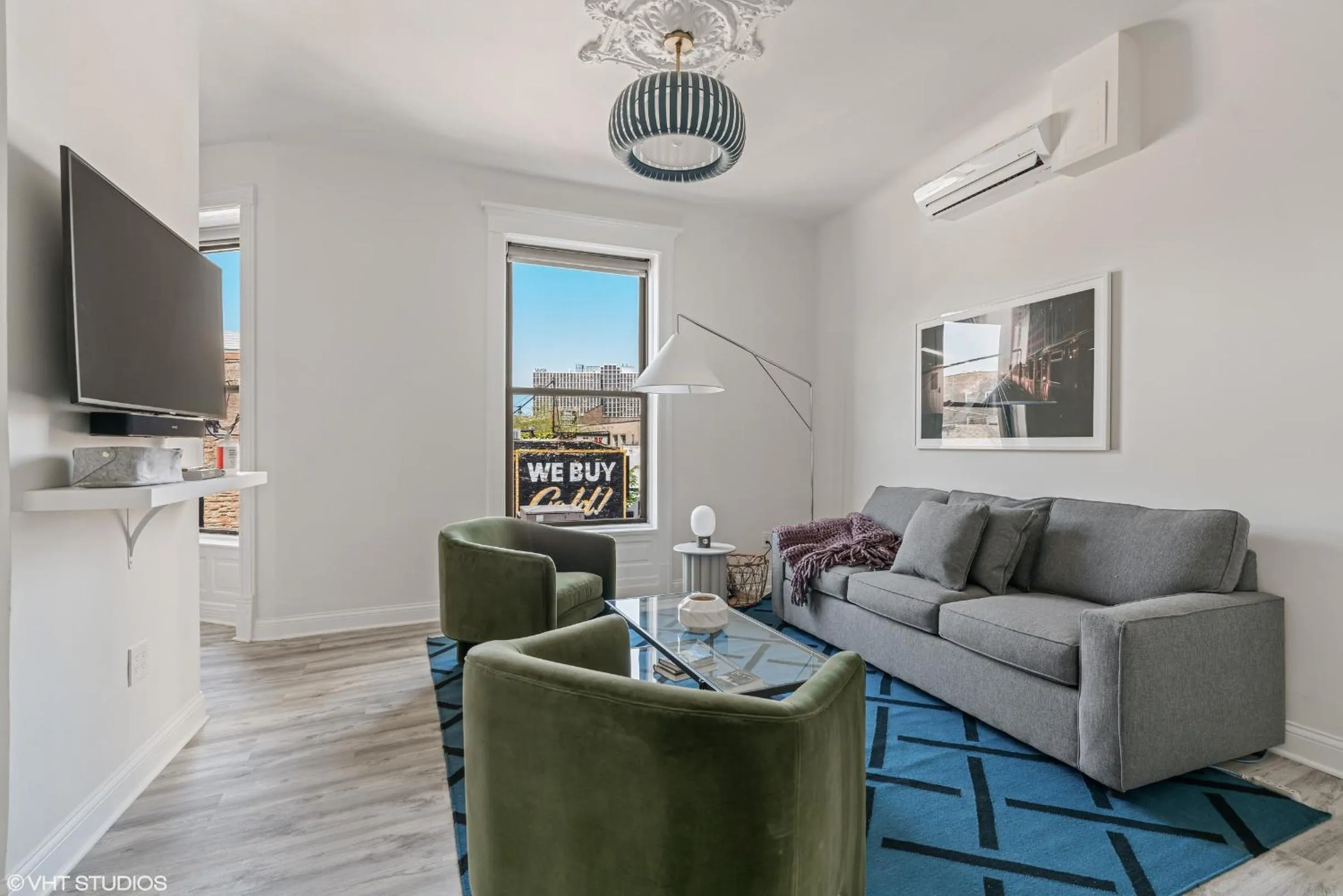 Communal lounge/ TV room in The Neighborhood Hotel Lincoln Park