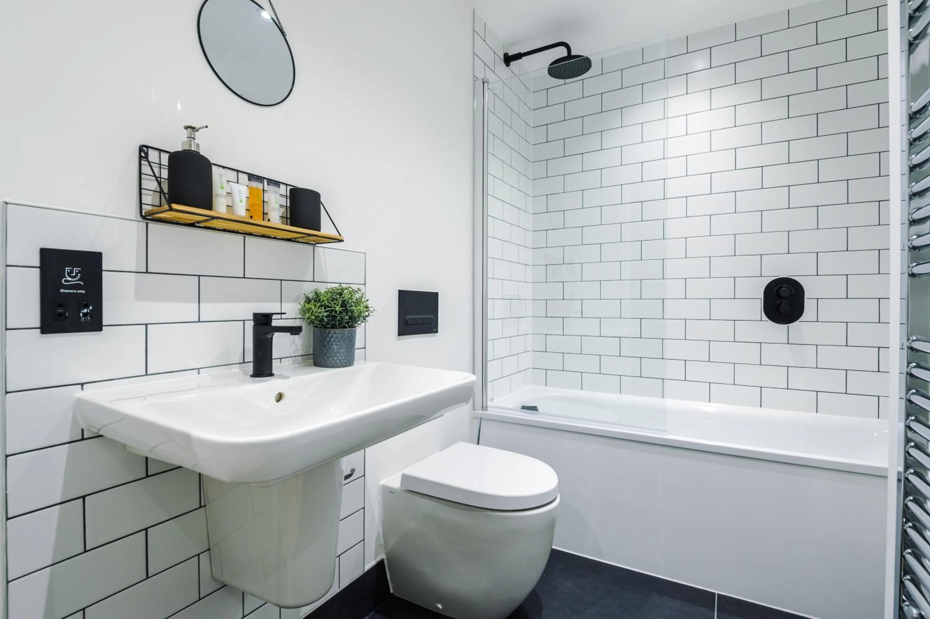 Shower in Hilltop Serviced Apartments - Piccadilly