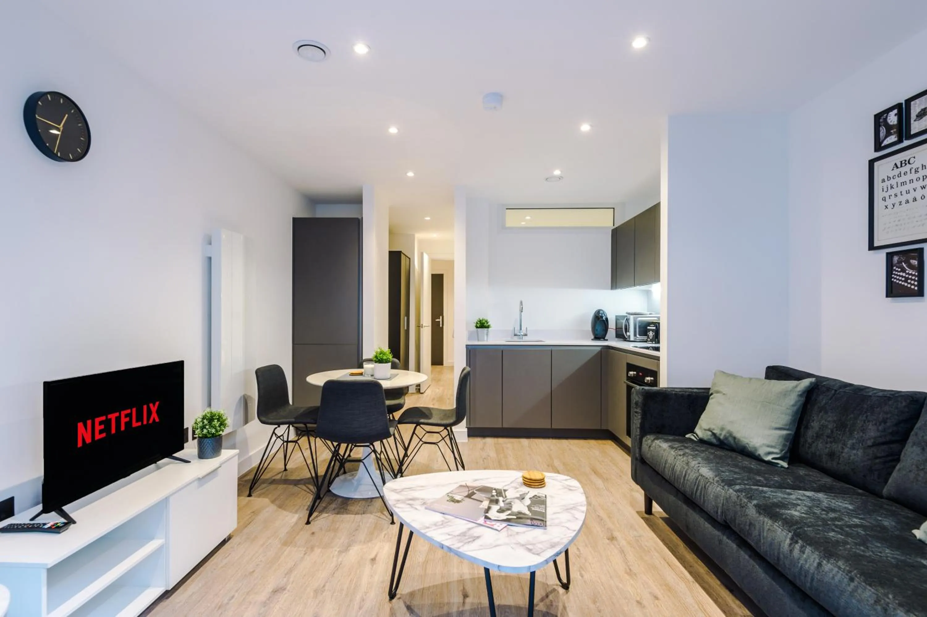 TV and multimedia in Hilltop Serviced Apartments - Piccadilly