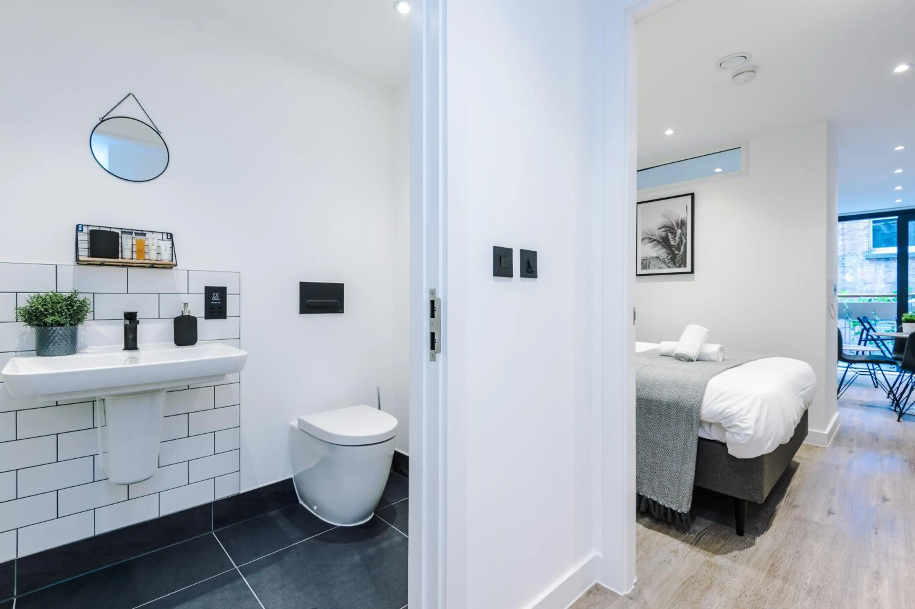 Toilet, Bed in Hilltop Serviced Apartments - Piccadilly
