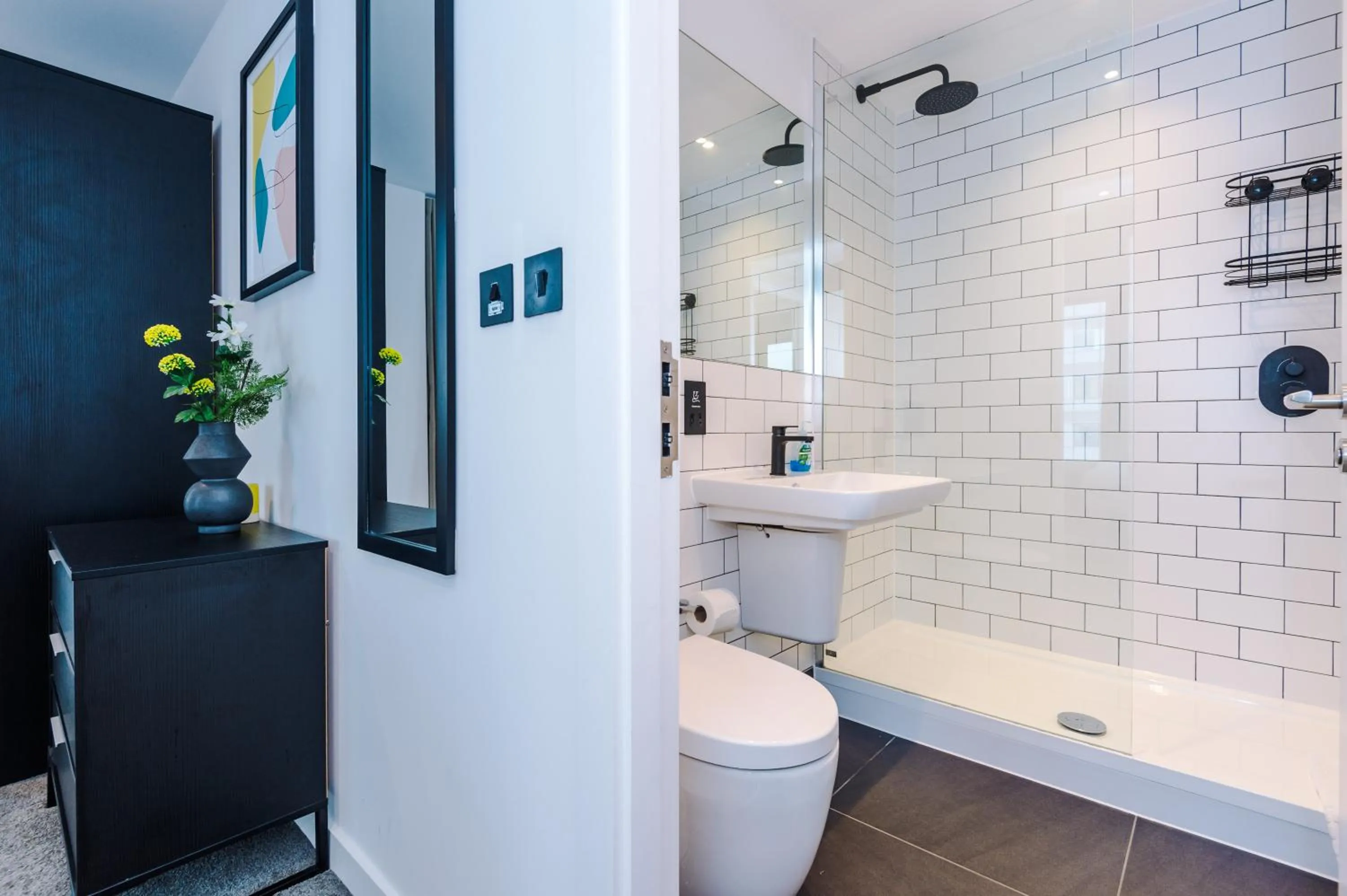 Shower in Hilltop Serviced Apartments - Piccadilly