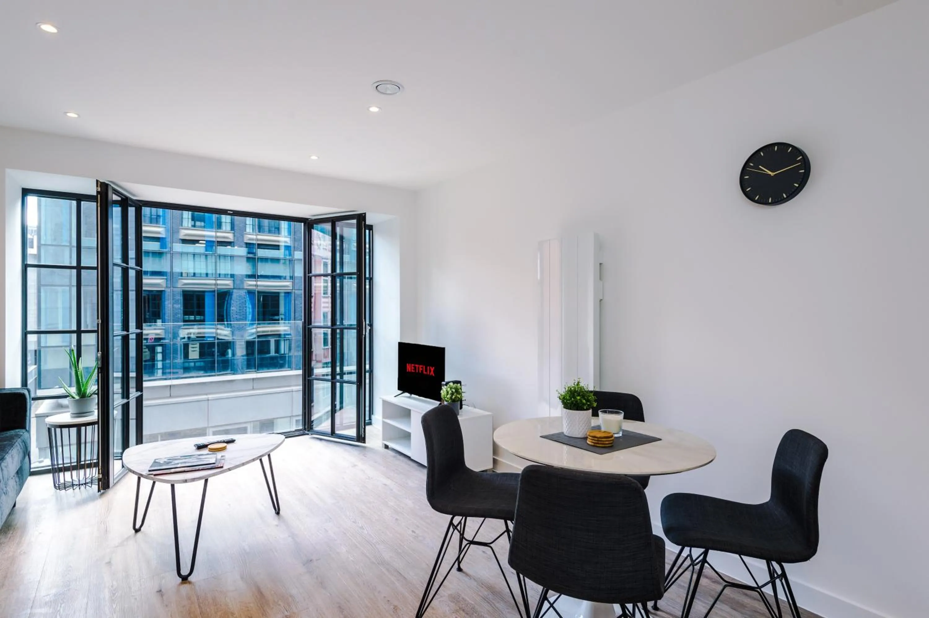 TV and multimedia in Hilltop Serviced Apartments - Piccadilly