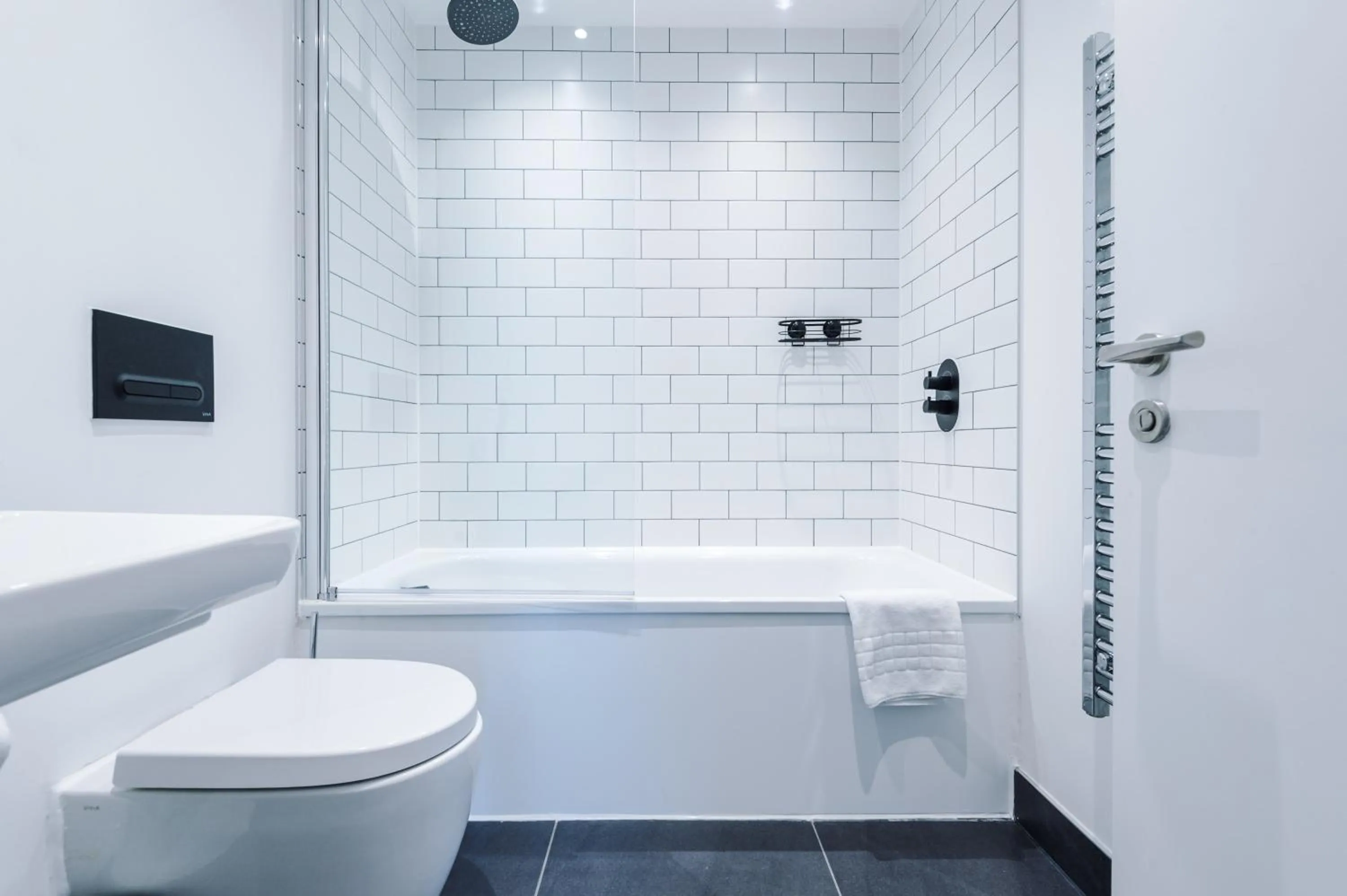 Shower in Hilltop Serviced Apartments - Piccadilly