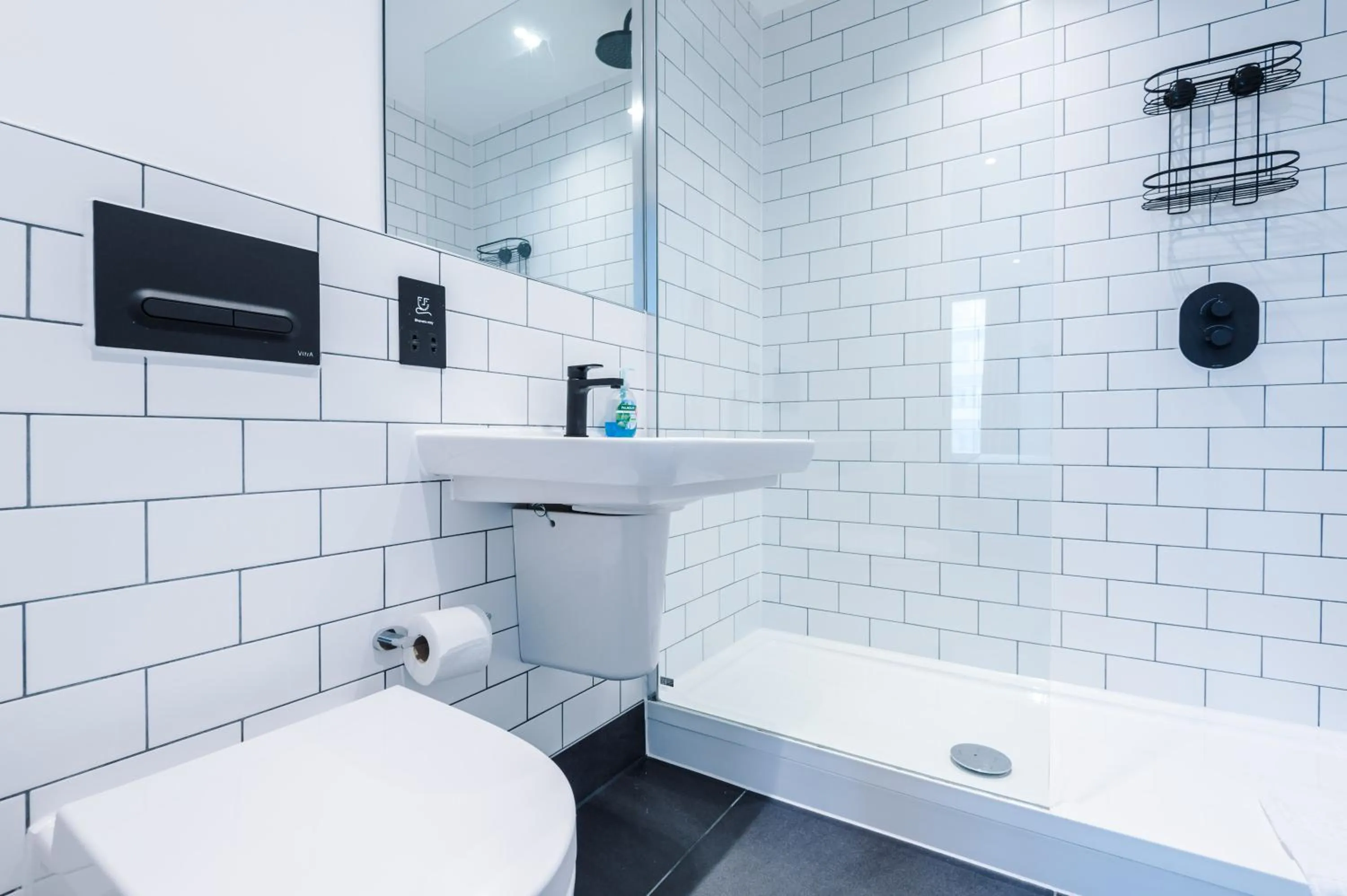 Shower in Hilltop Serviced Apartments - Piccadilly