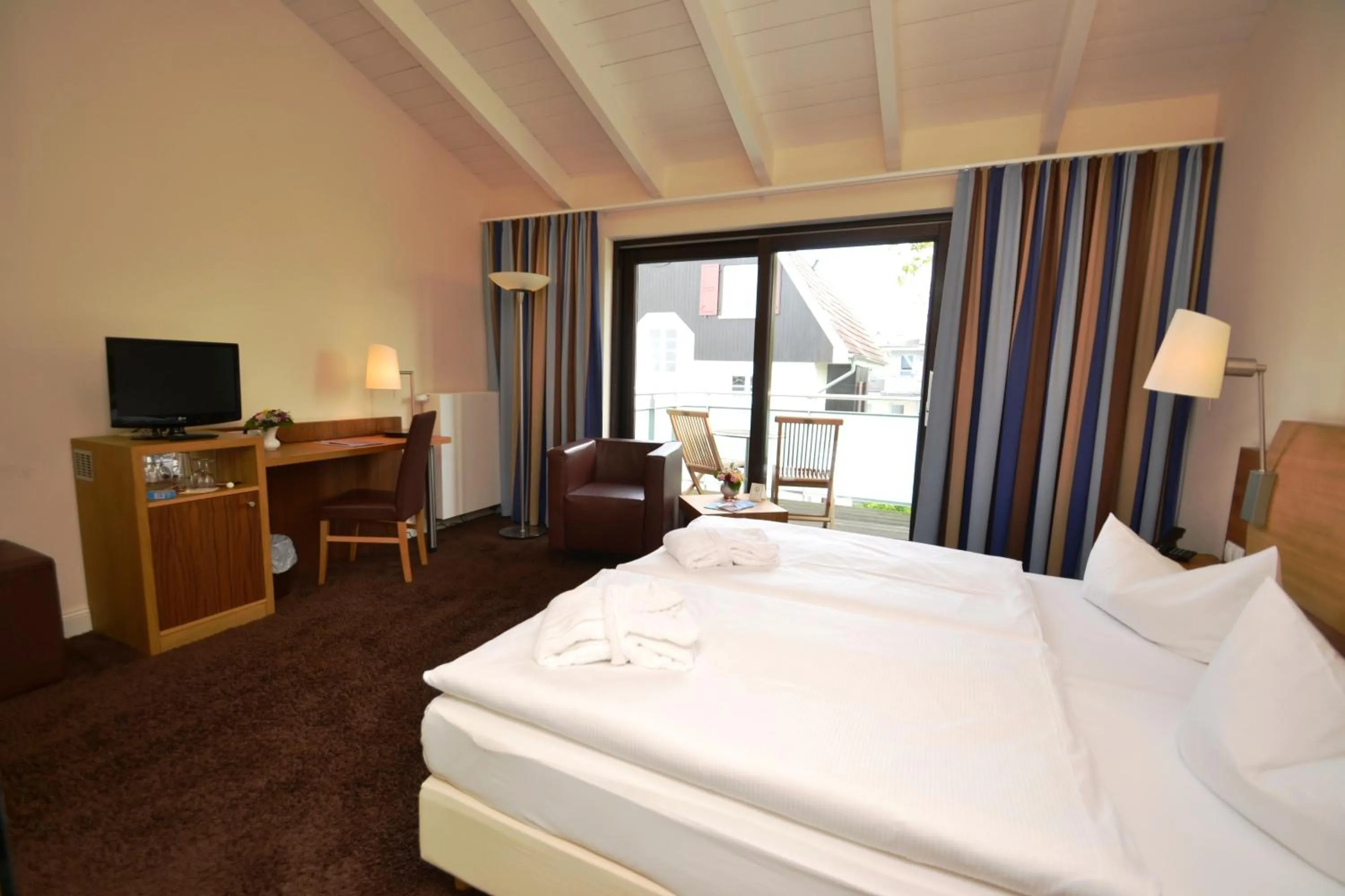Photo of the whole room, Bed in Strandhotel Binz