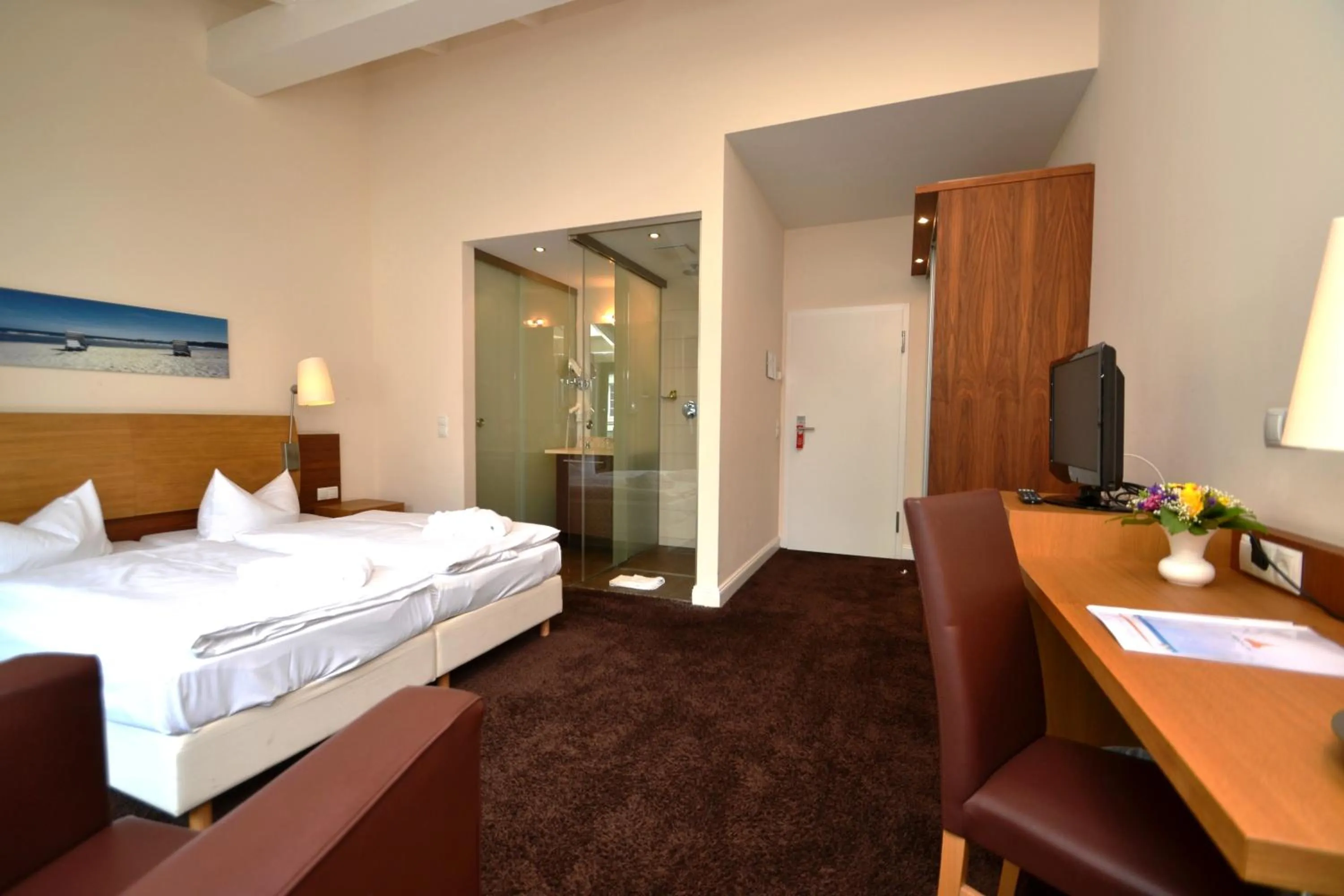 Photo of the whole room, Bed in Strandhotel Binz