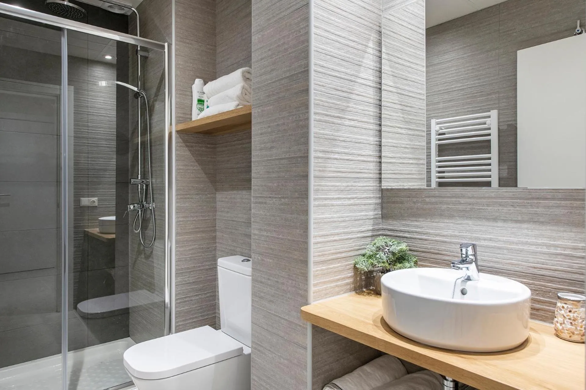 Shower in Lovely & Cozy apartment in the heart of Banyoles