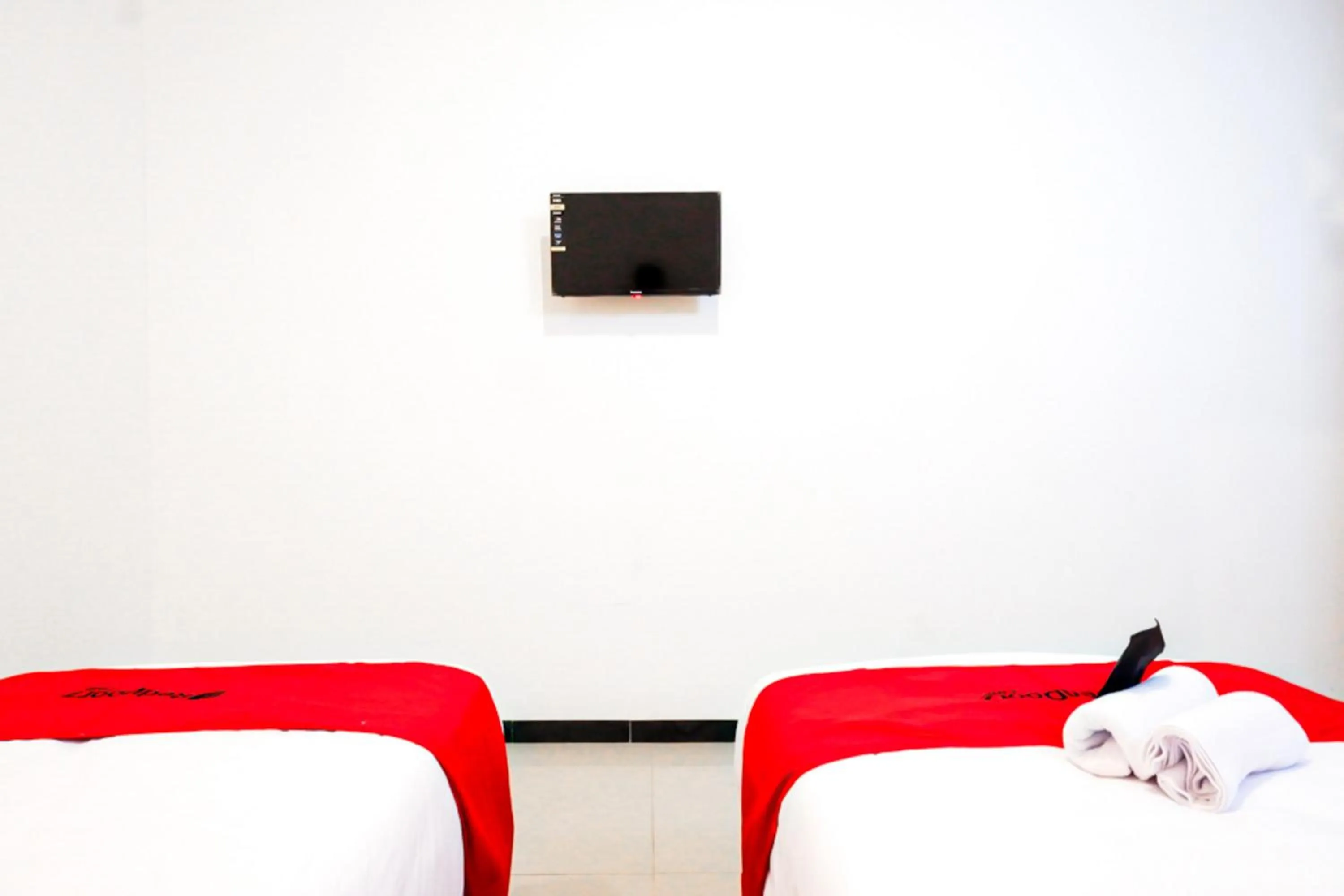 Bedroom, Bed in RedDoorz @ Jalan Wonosari KM.9