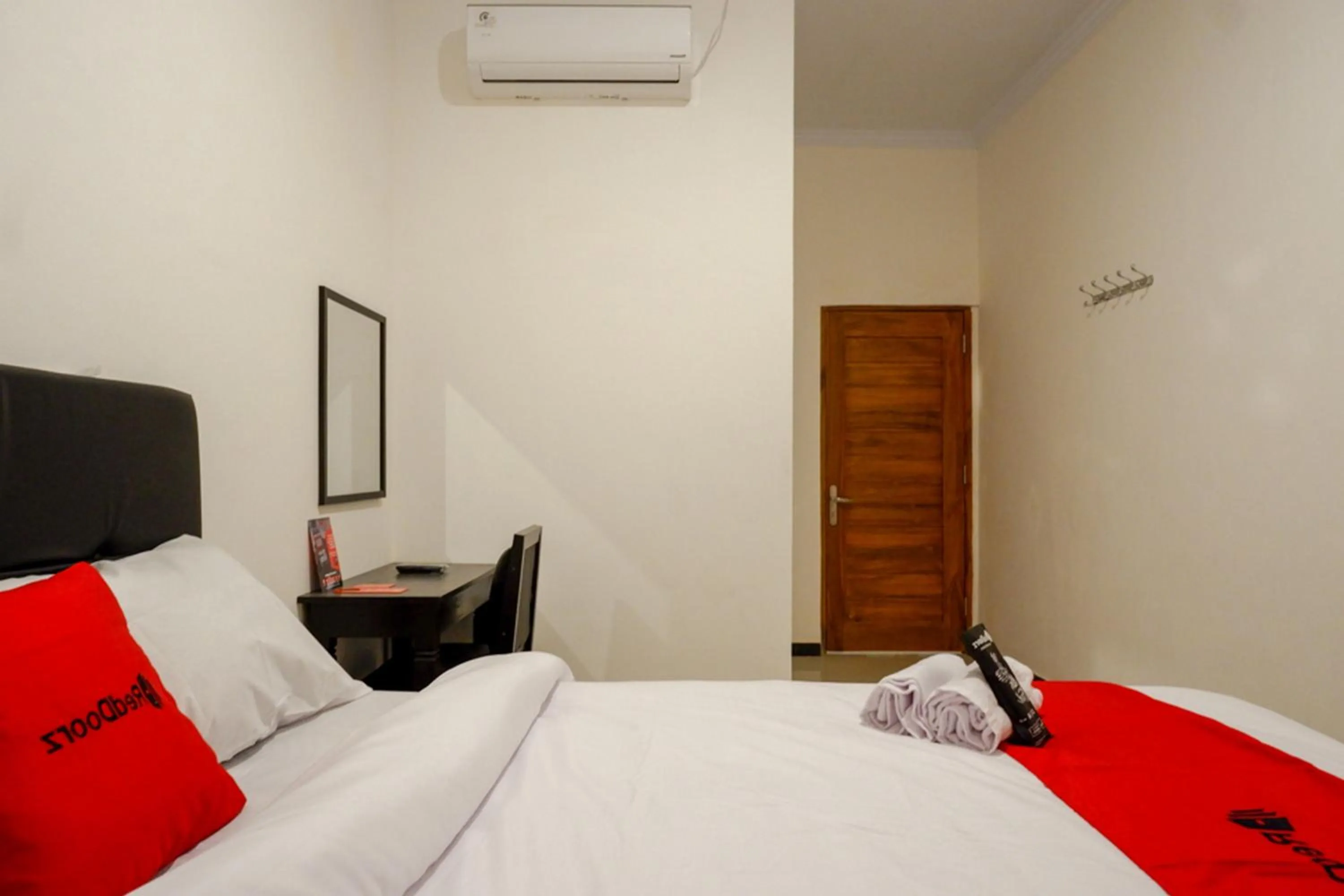 Bedroom, Bed in RedDoorz @ Jalan Wonosari KM.9
