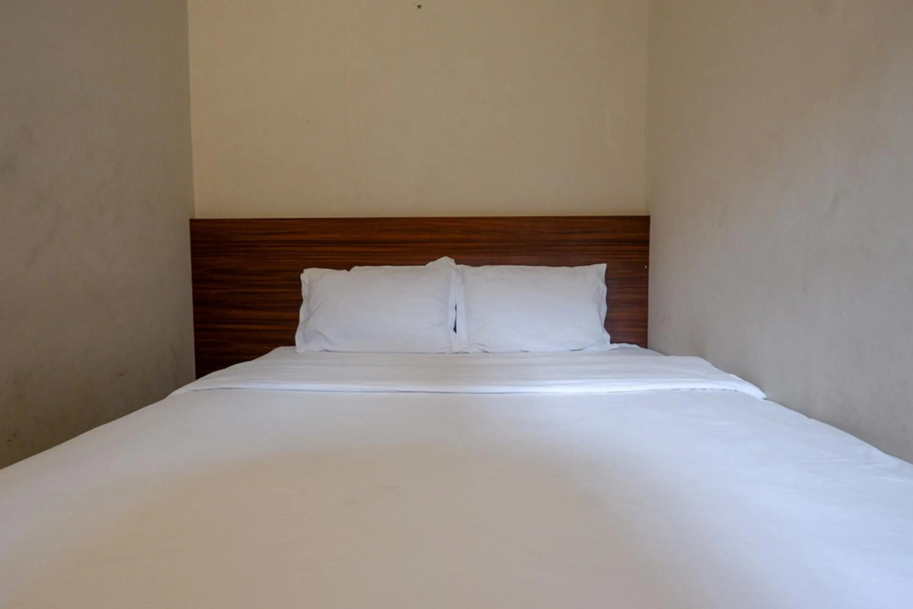 Bedroom, Bed in RedDoorz @ Jalan Wonosari KM.9