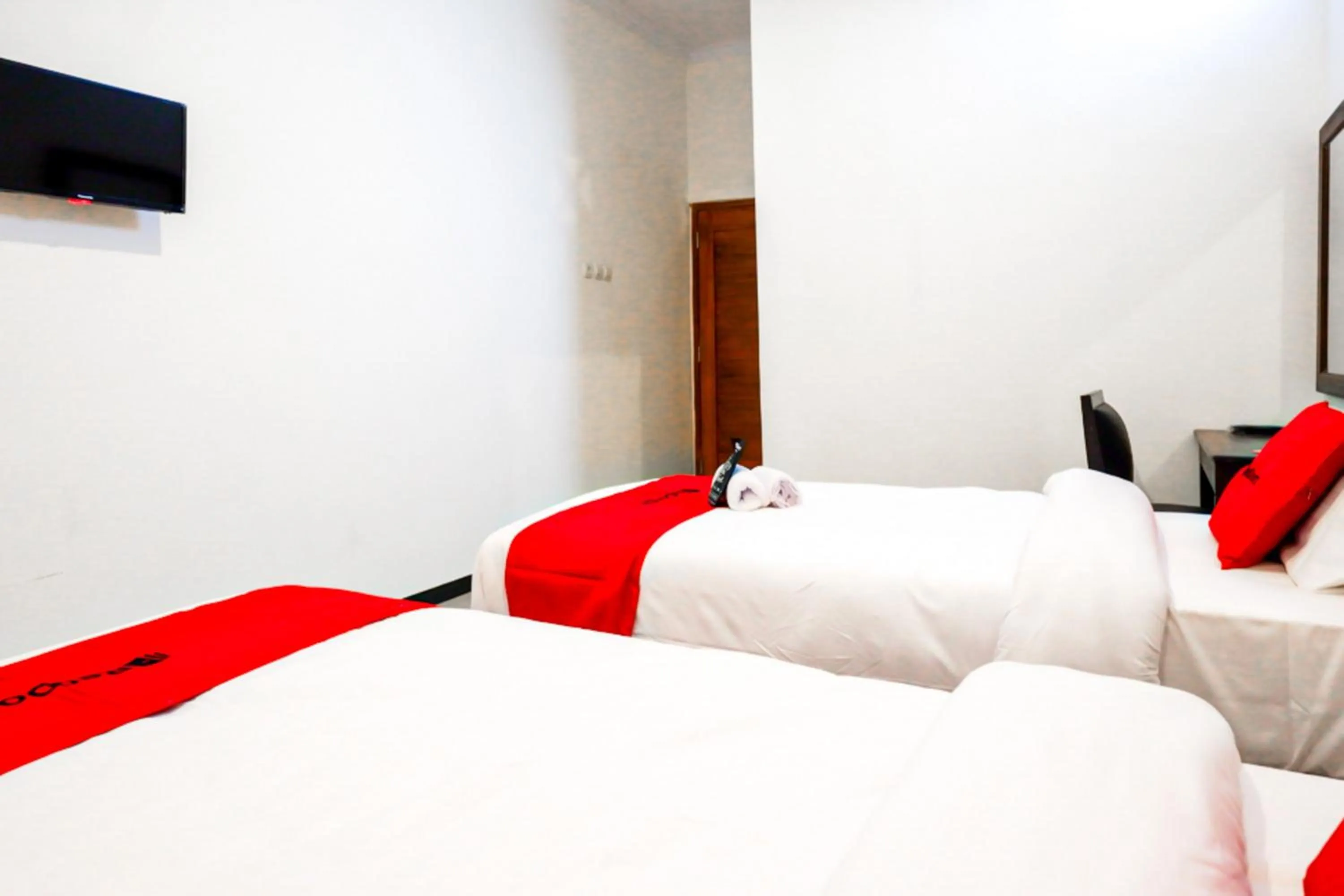 Bedroom, Bed in RedDoorz @ Jalan Wonosari KM.9
