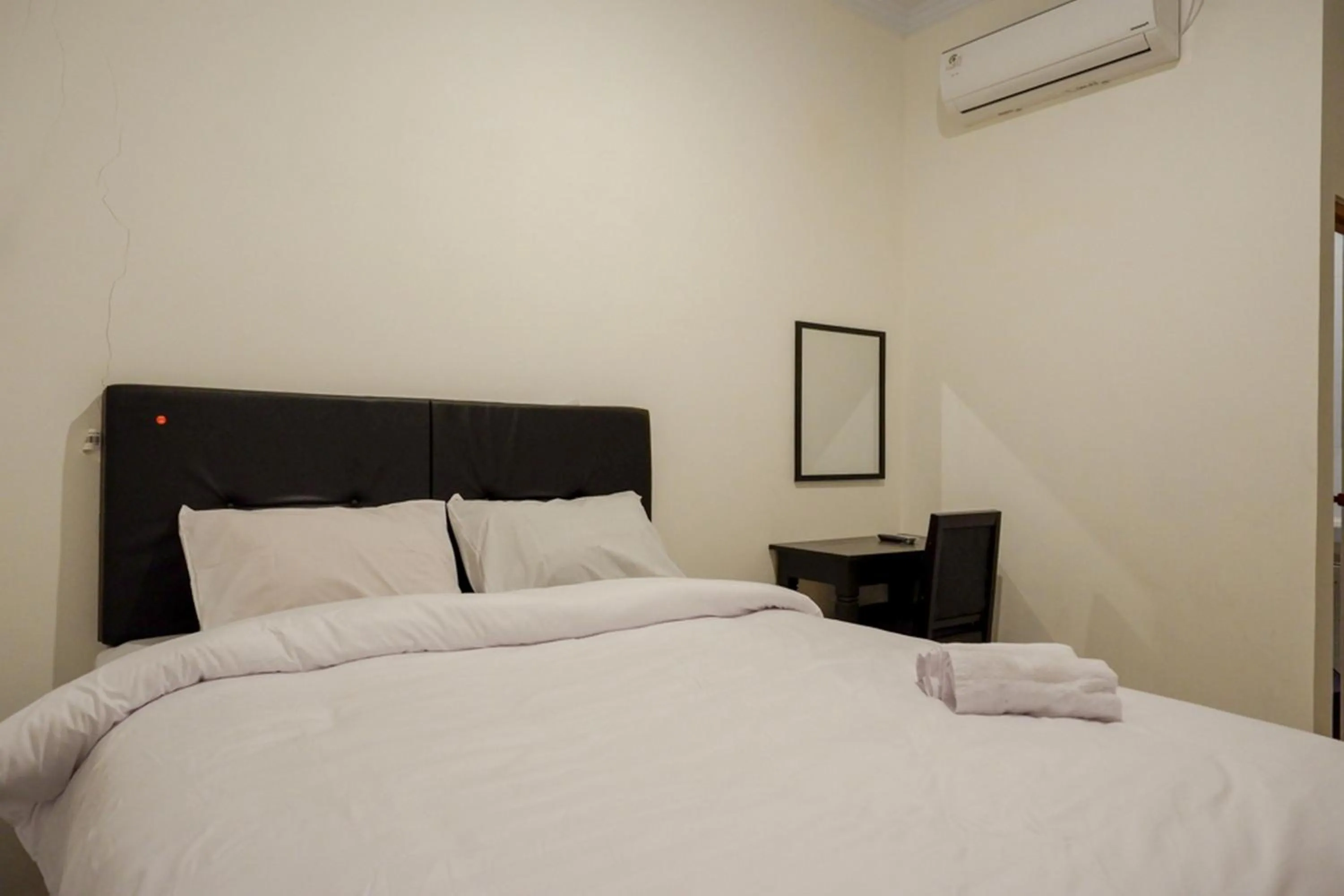 Bedroom, Bed in RedDoorz @ Jalan Wonosari KM.9