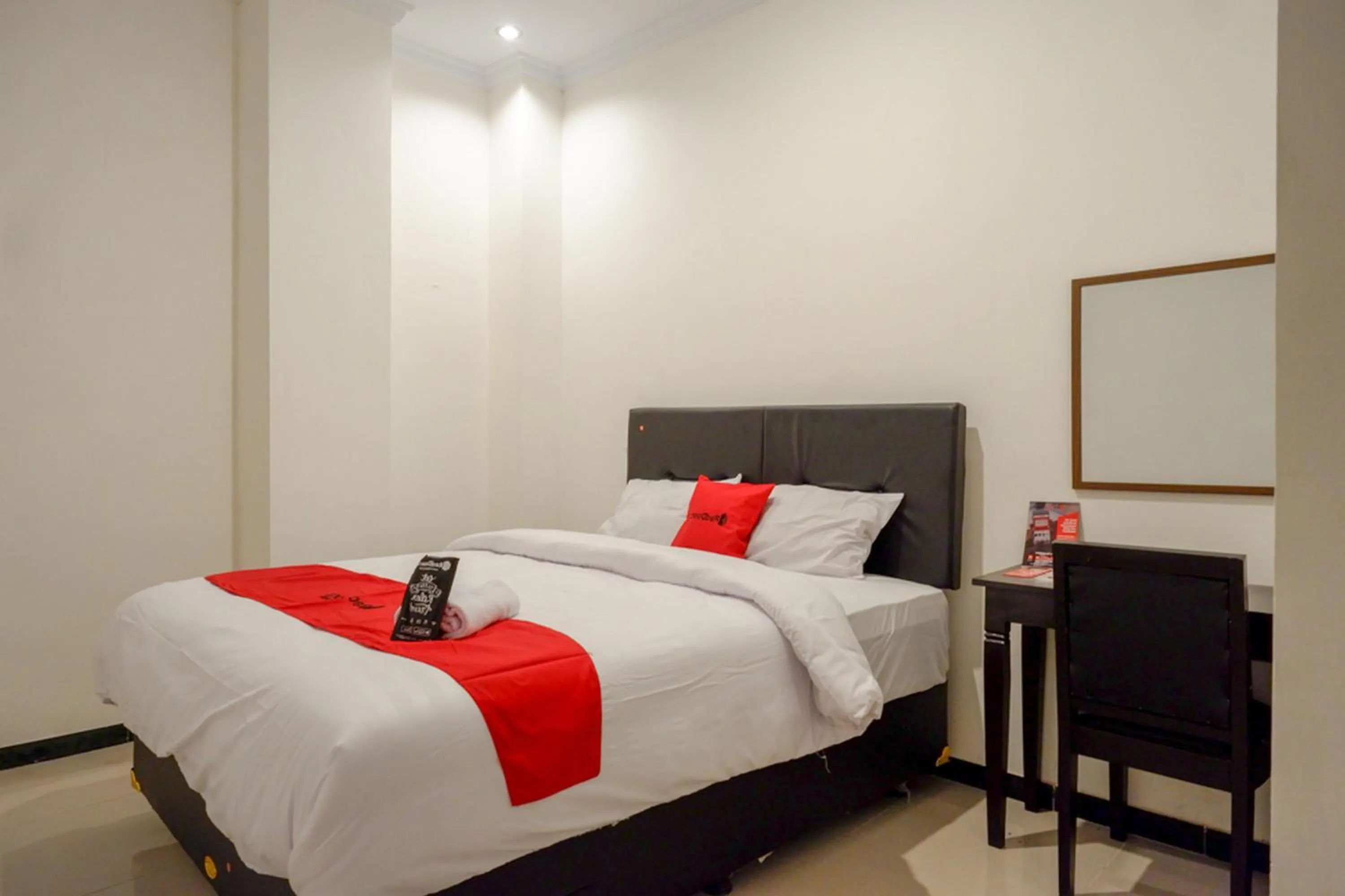 Bedroom, Bed in RedDoorz @ Jalan Wonosari KM.9