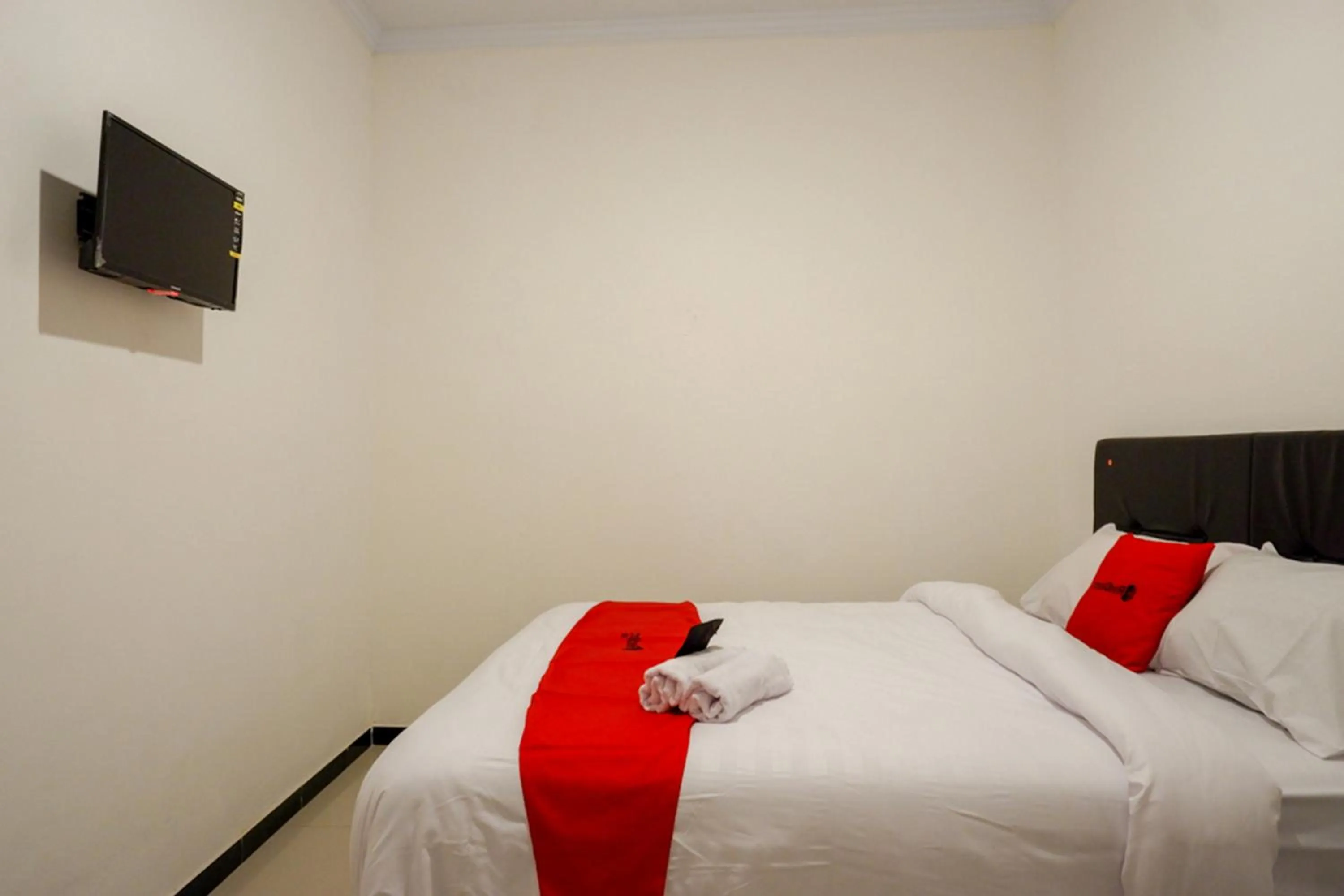 Bedroom, Bed in RedDoorz @ Jalan Wonosari KM.9