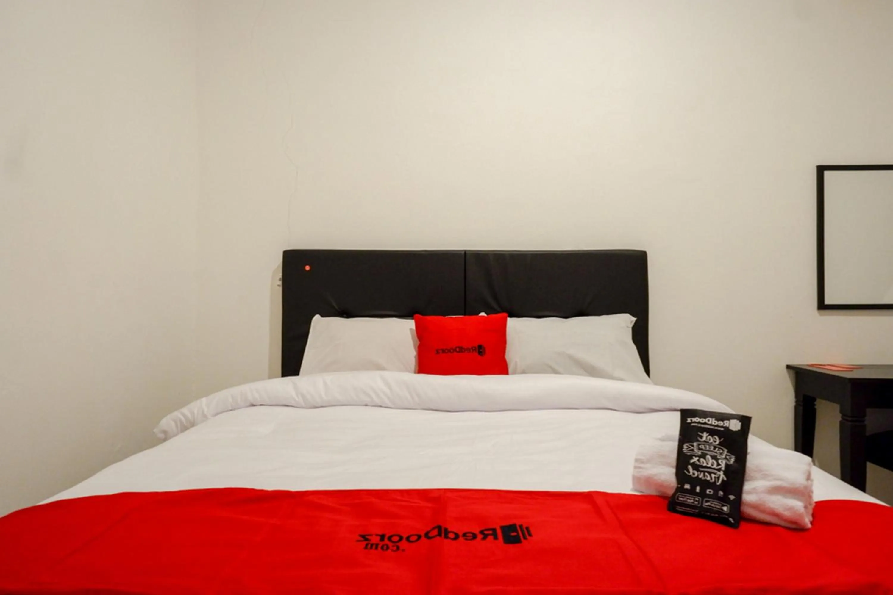 Bedroom, Bed in RedDoorz @ Jalan Wonosari KM.9