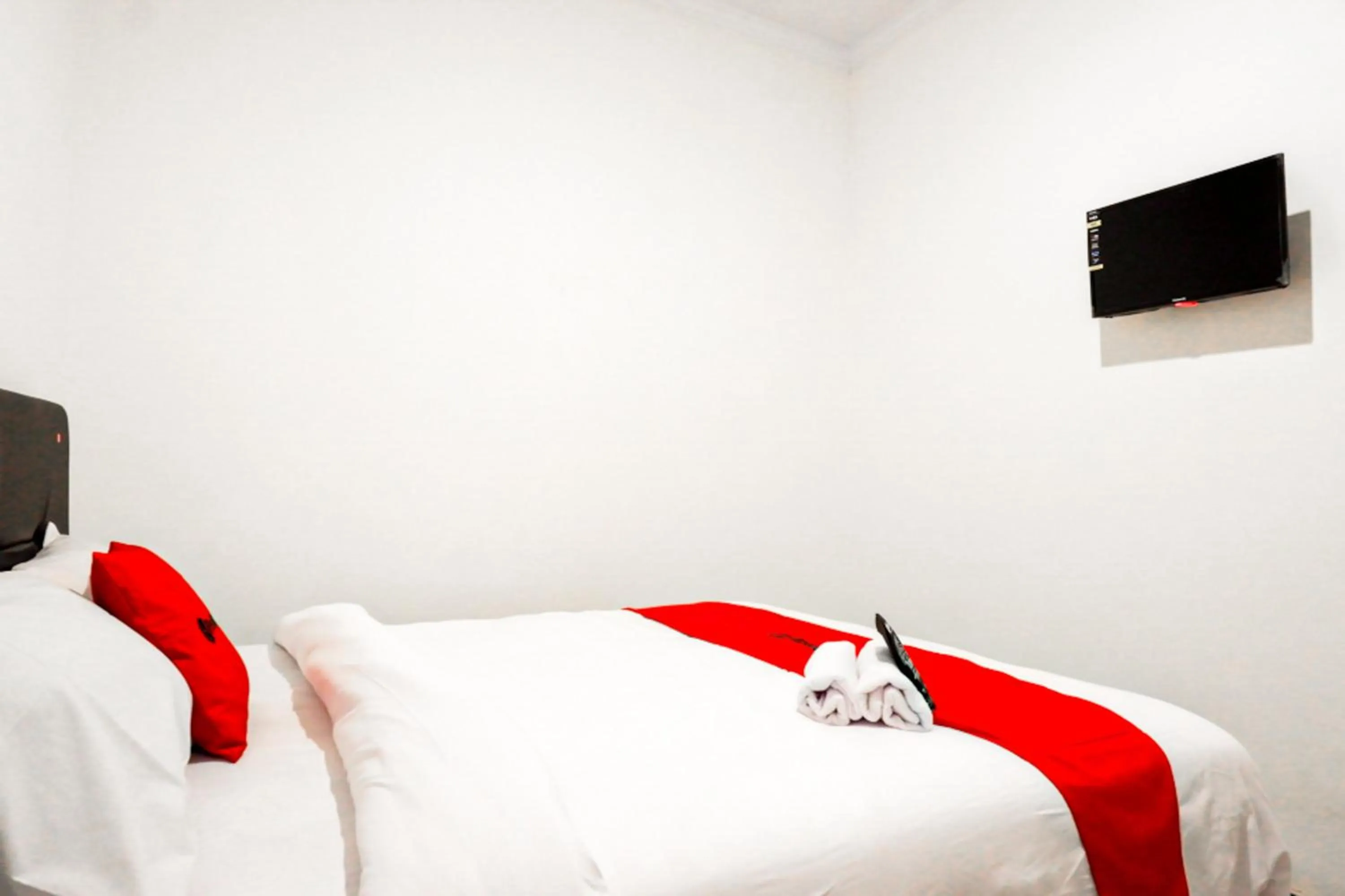 Bedroom, Bed in RedDoorz @ Jalan Wonosari KM.9