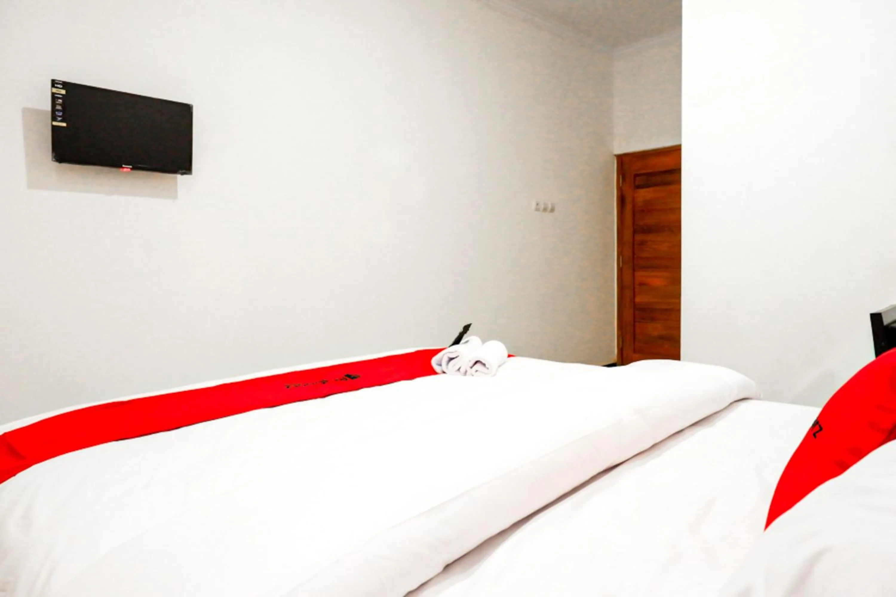 Bedroom, Bed in RedDoorz @ Jalan Wonosari KM.9