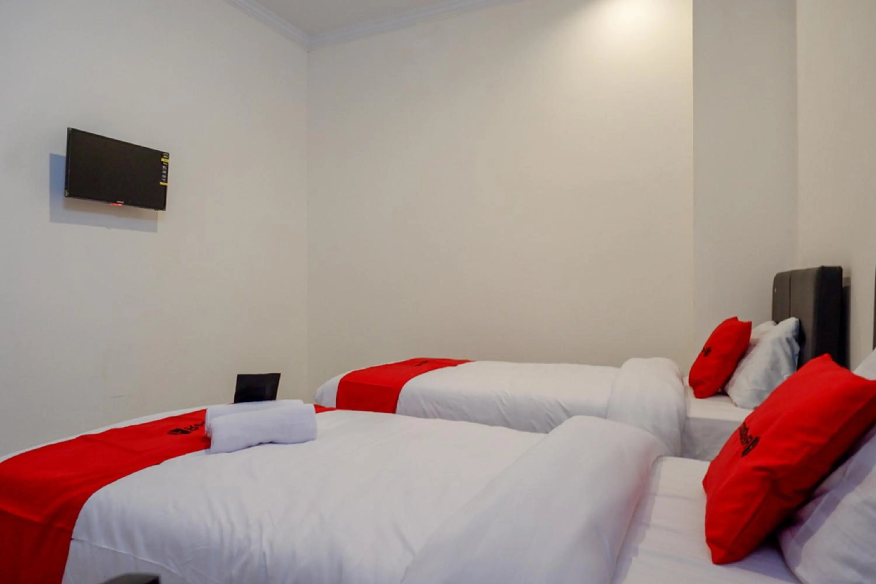 Bedroom, Bed in RedDoorz @ Jalan Wonosari KM.9