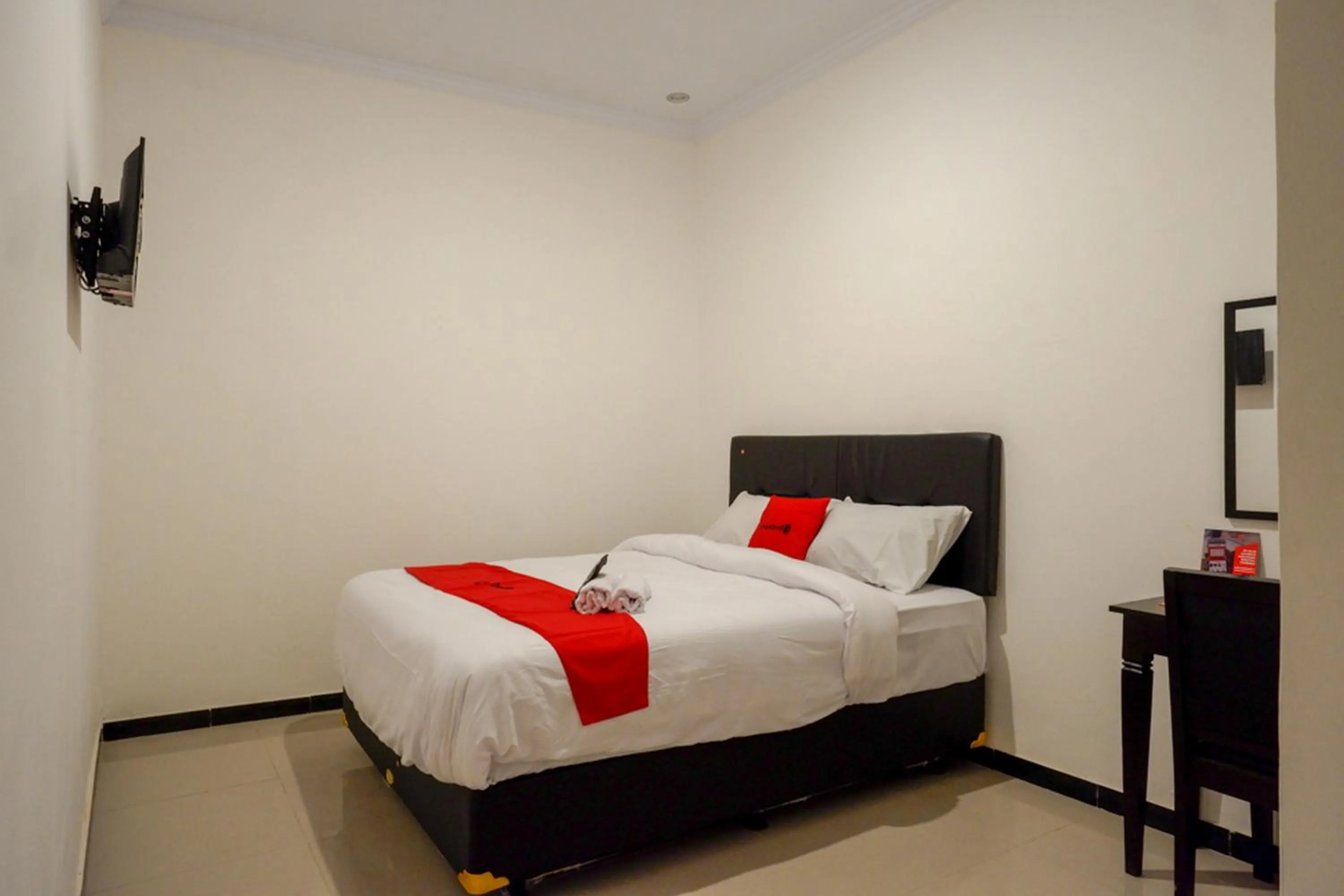 Bedroom, Bed in RedDoorz @ Jalan Wonosari KM.9