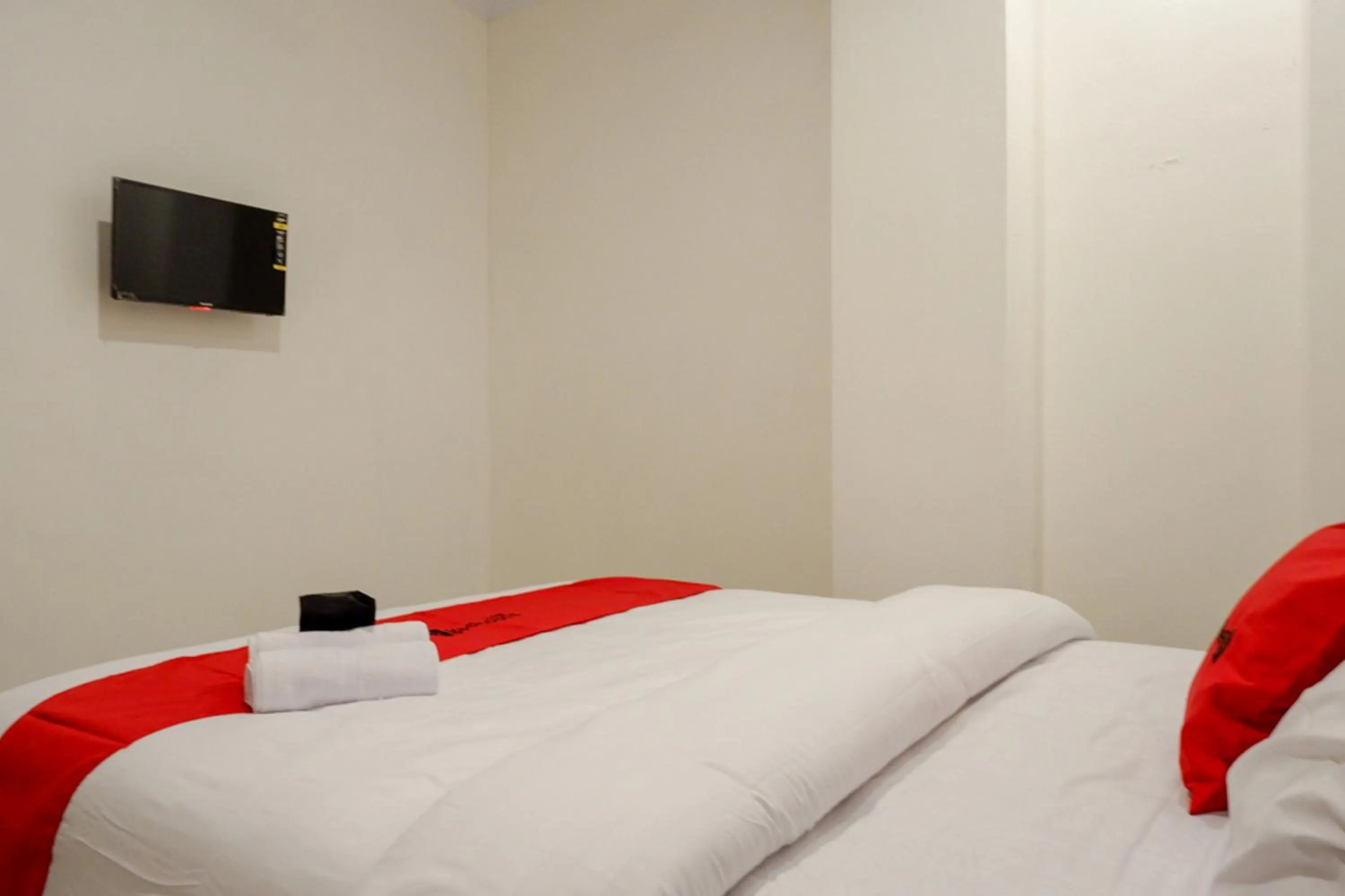 Bedroom, Bed in RedDoorz @ Jalan Wonosari KM.9