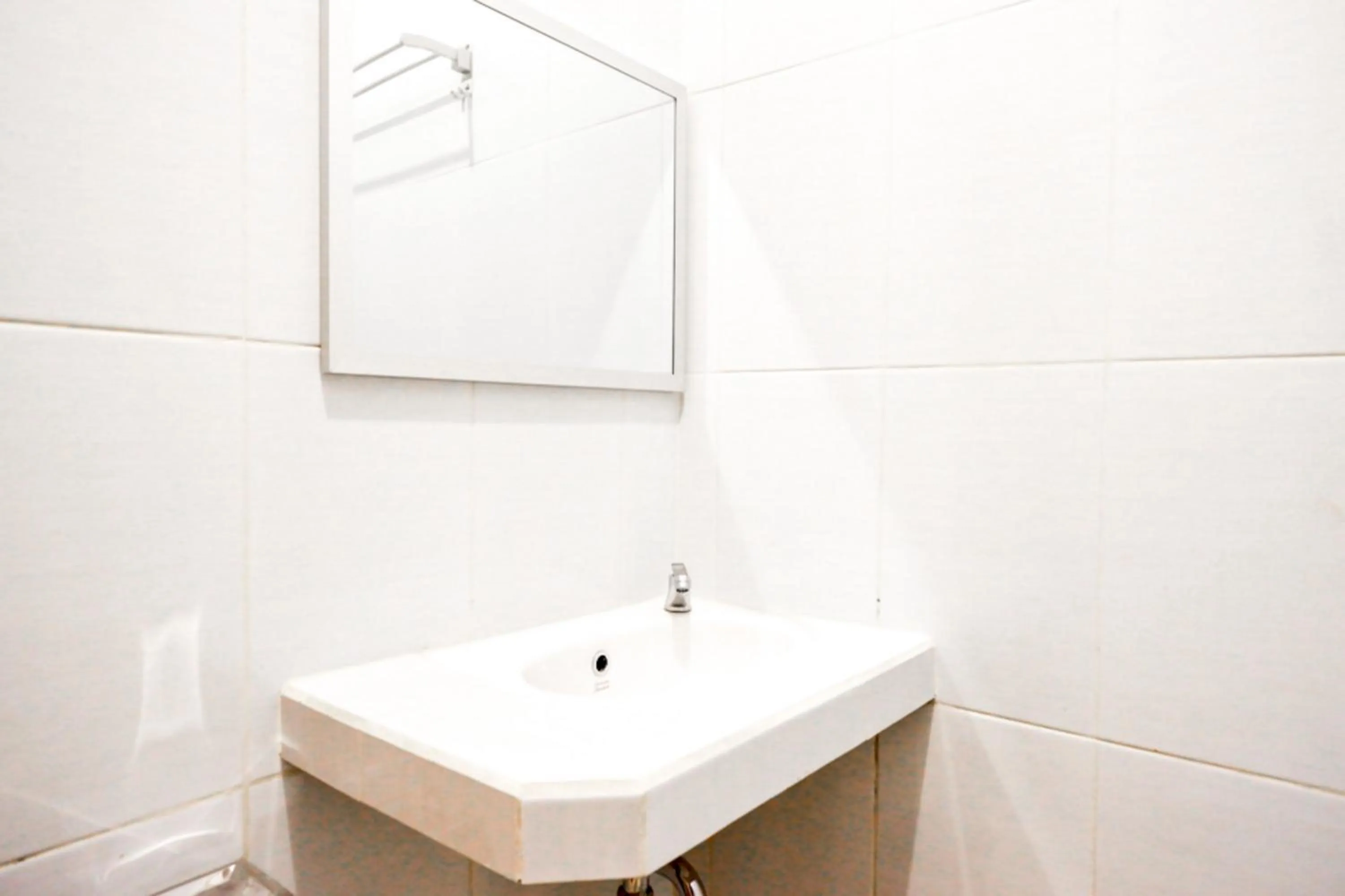Bathroom in RedDoorz @ Jalan Wonosari KM.9