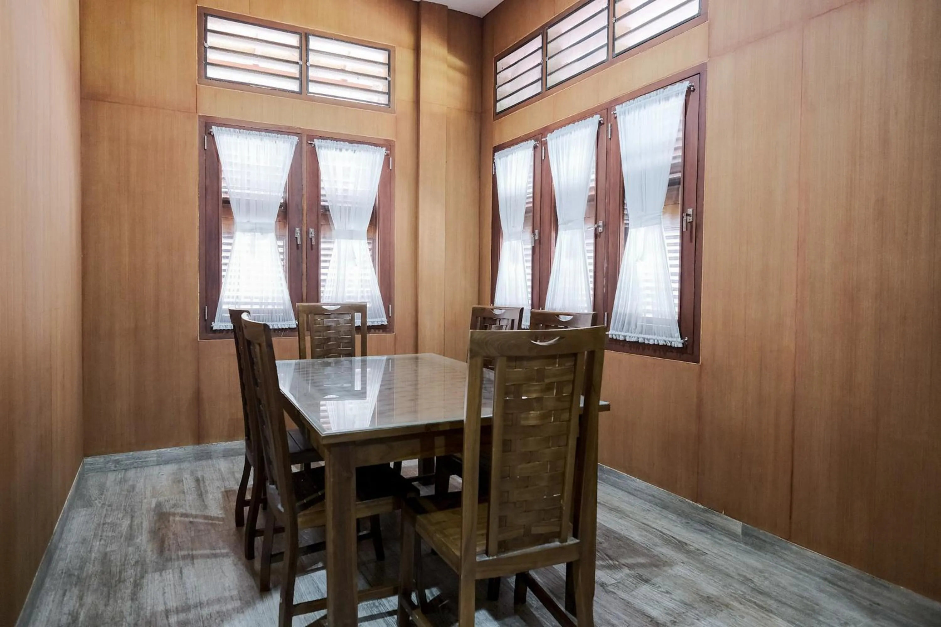 Dining area in RedDoorz at Hotel Negeri Baru Kalianda Lampung