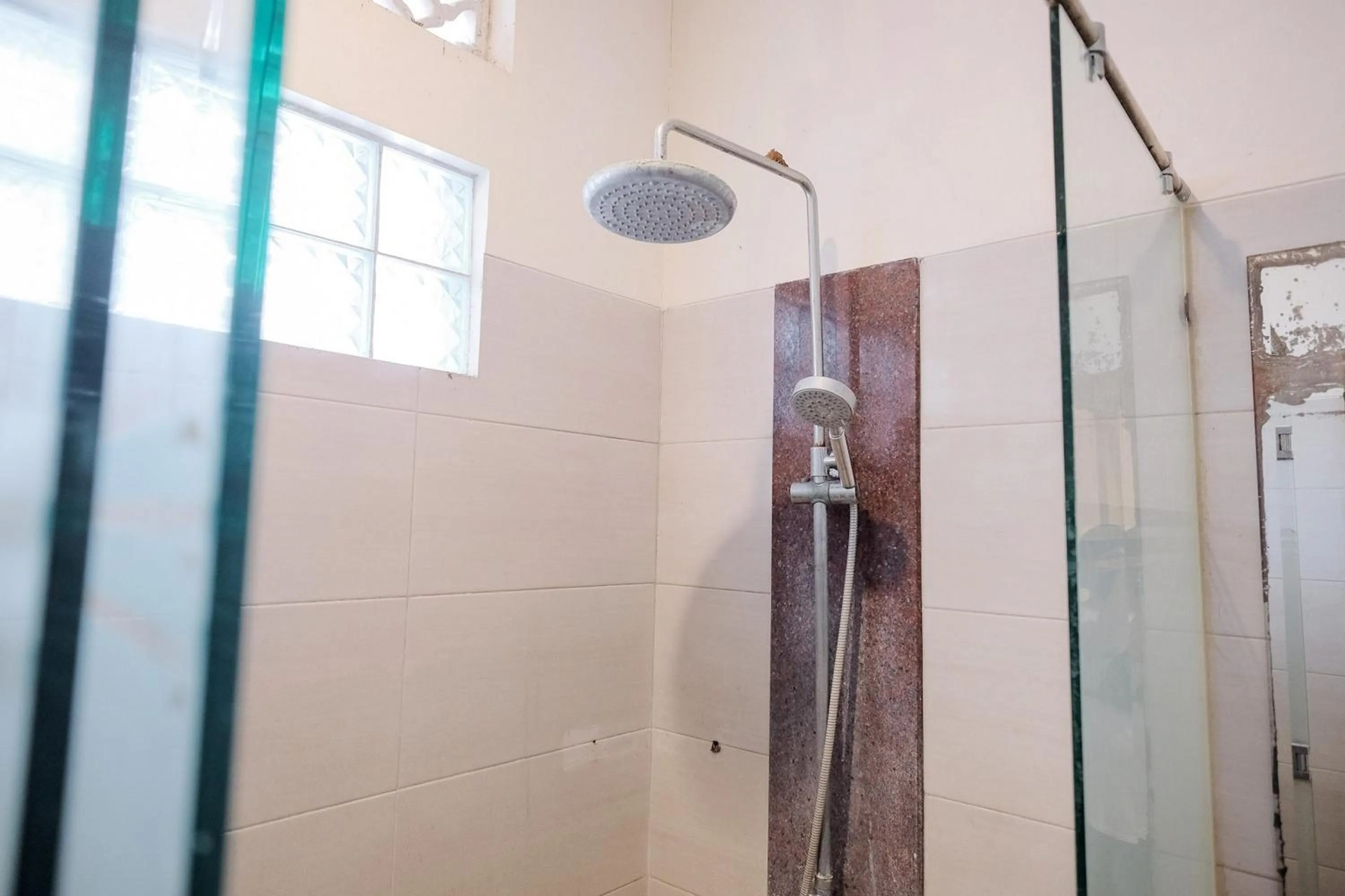 Bathroom in RedDoorz at Hotel Negeri Baru Kalianda Lampung