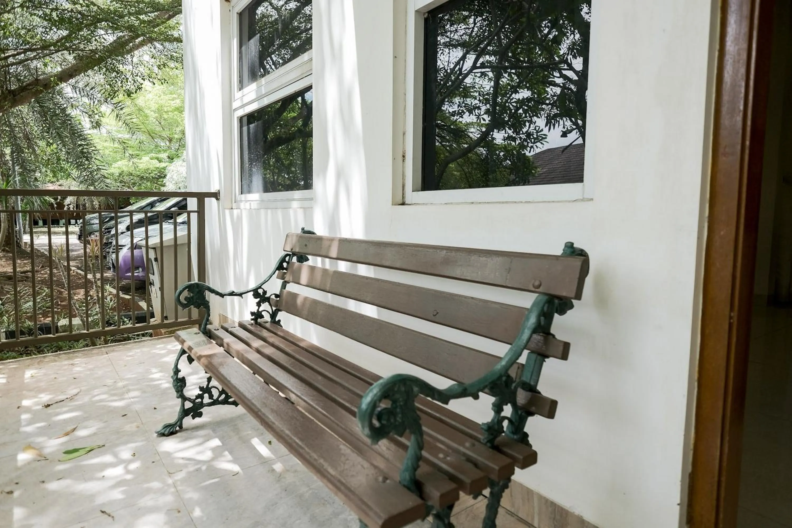 Seating area in RedDoorz at Hotel Negeri Baru Kalianda Lampung