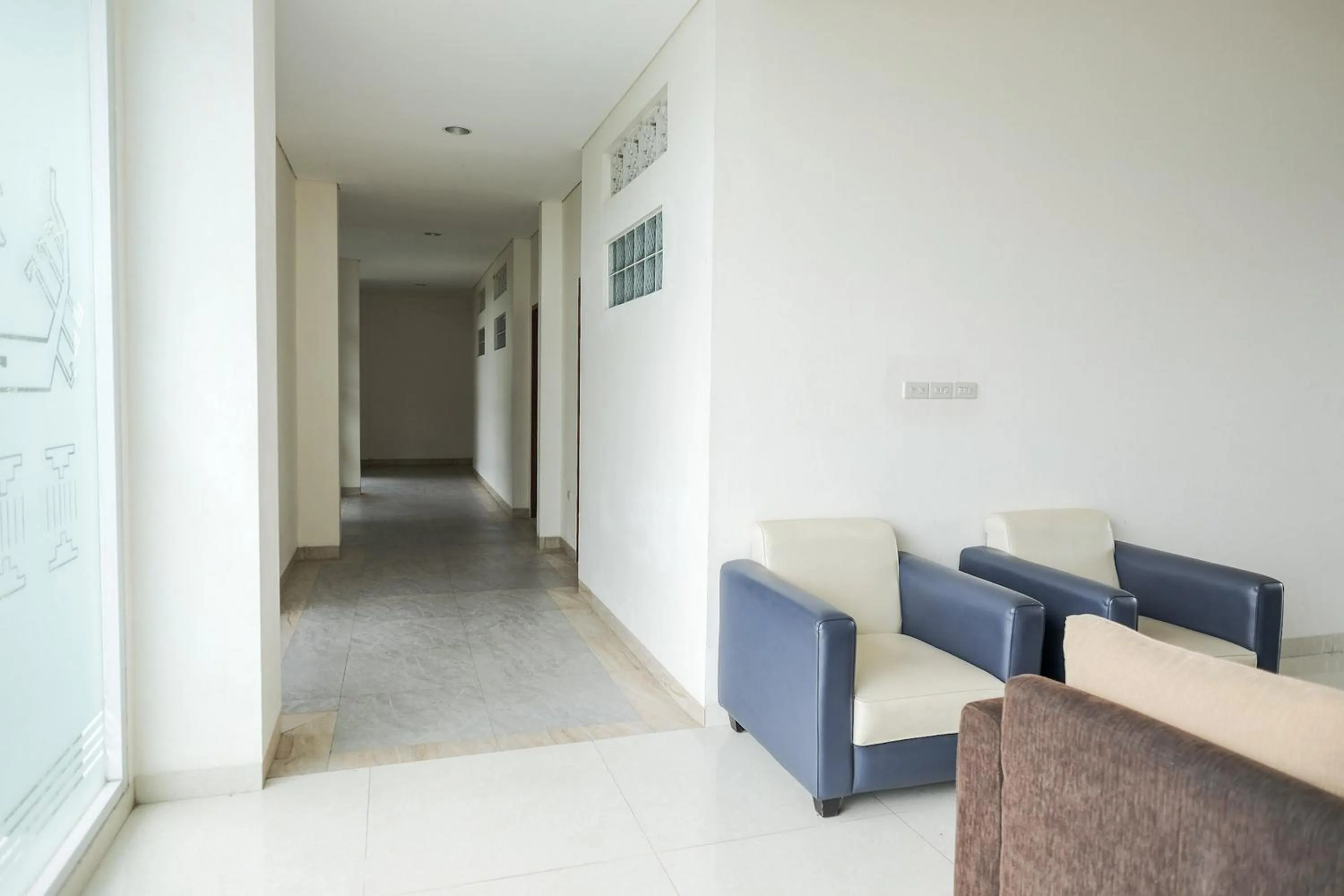 Seating area in RedDoorz at Hotel Negeri Baru Kalianda Lampung