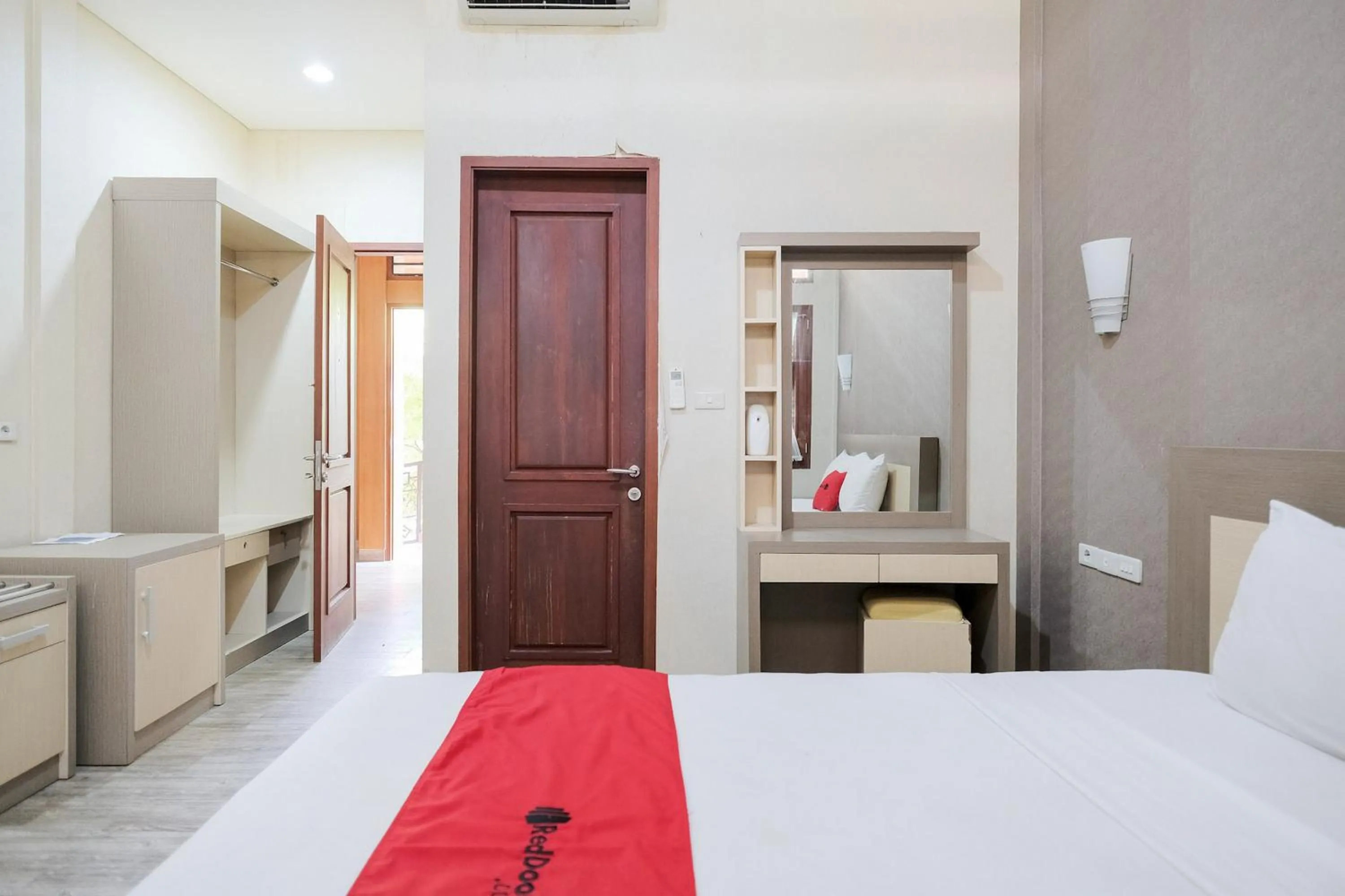 Bed in RedDoorz at Hotel Negeri Baru Kalianda Lampung