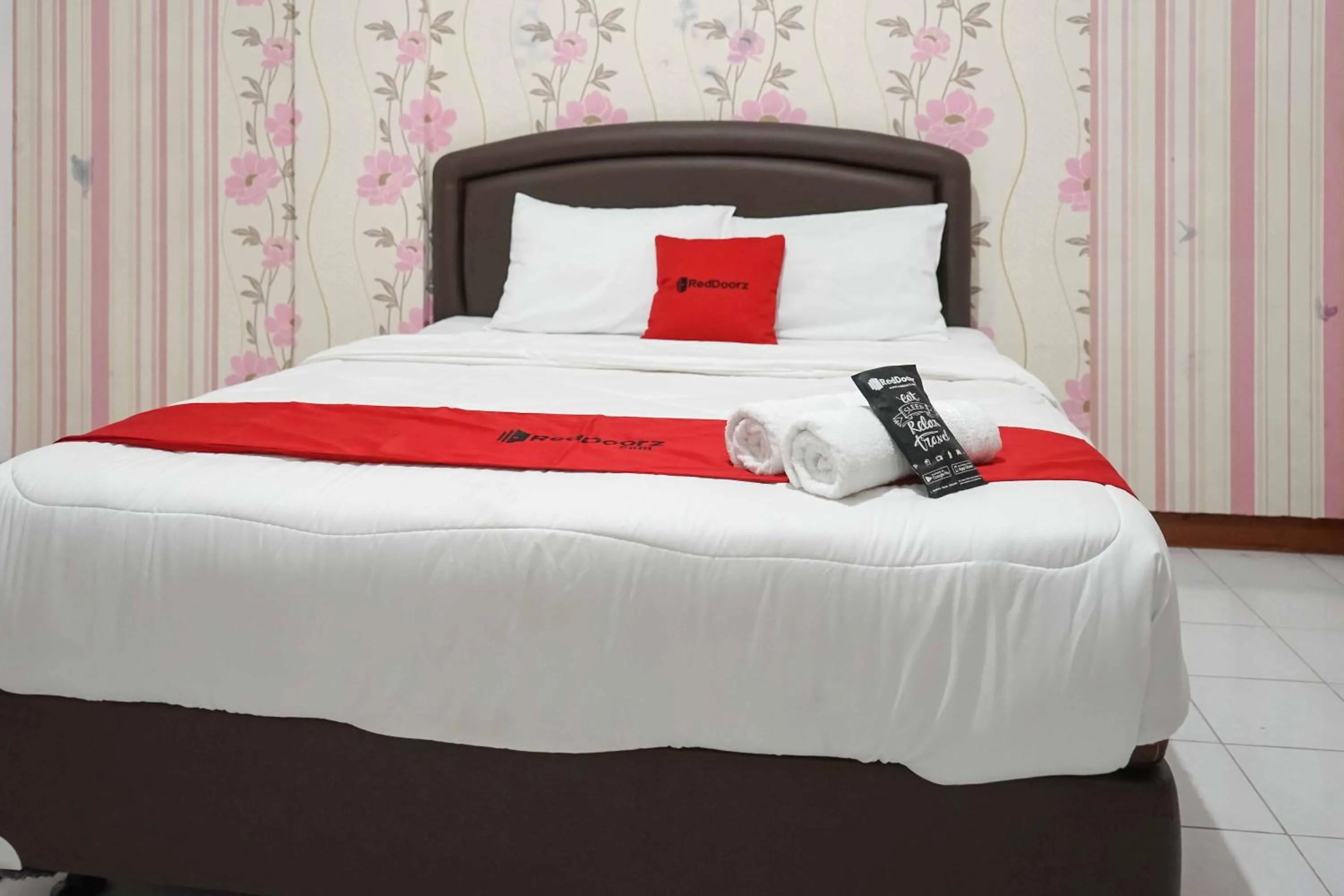 Bedroom, Bed in RedDoorz Plus @ Alun Alun Nganjuk