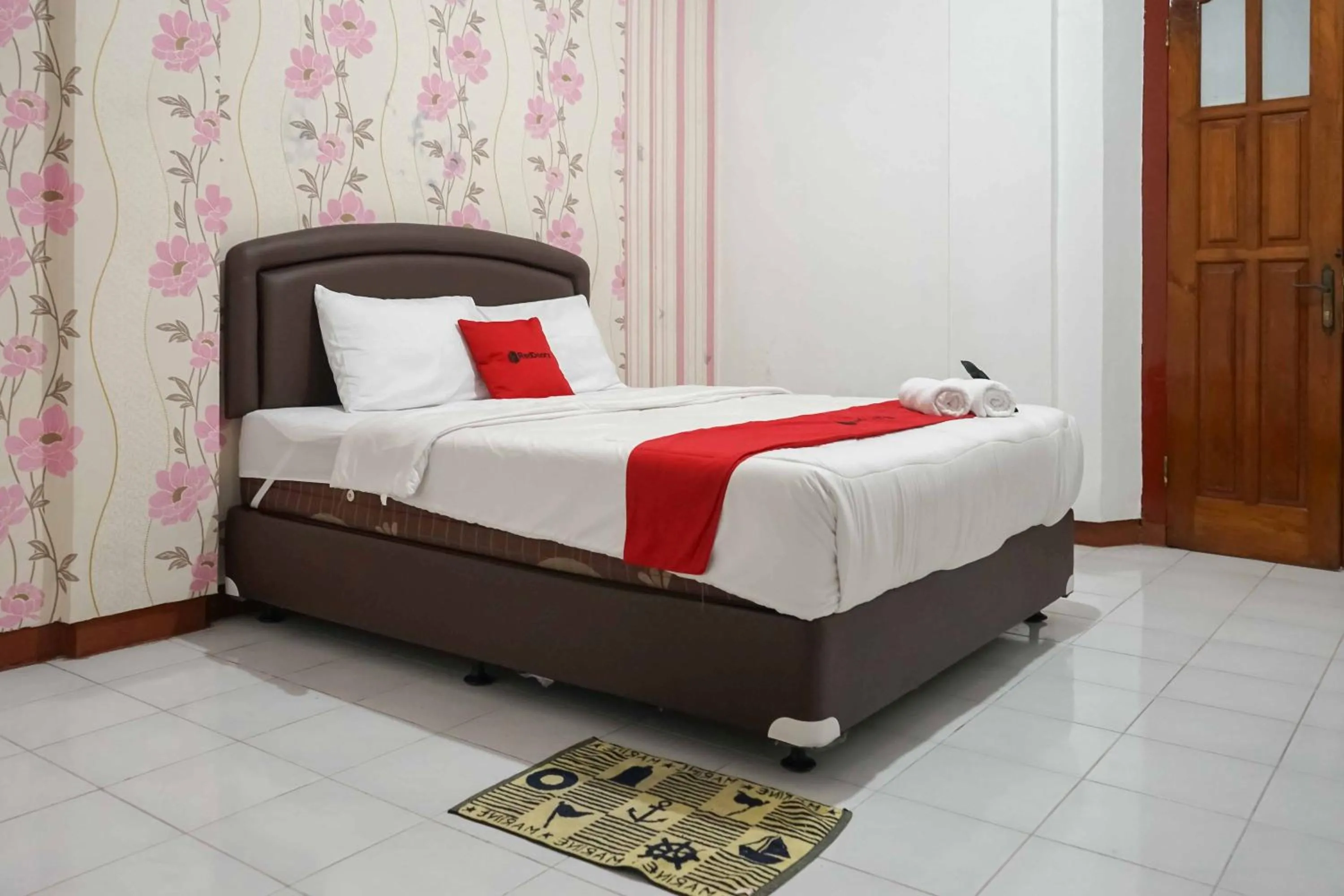Bedroom, Bed in RedDoorz Plus @ Alun Alun Nganjuk