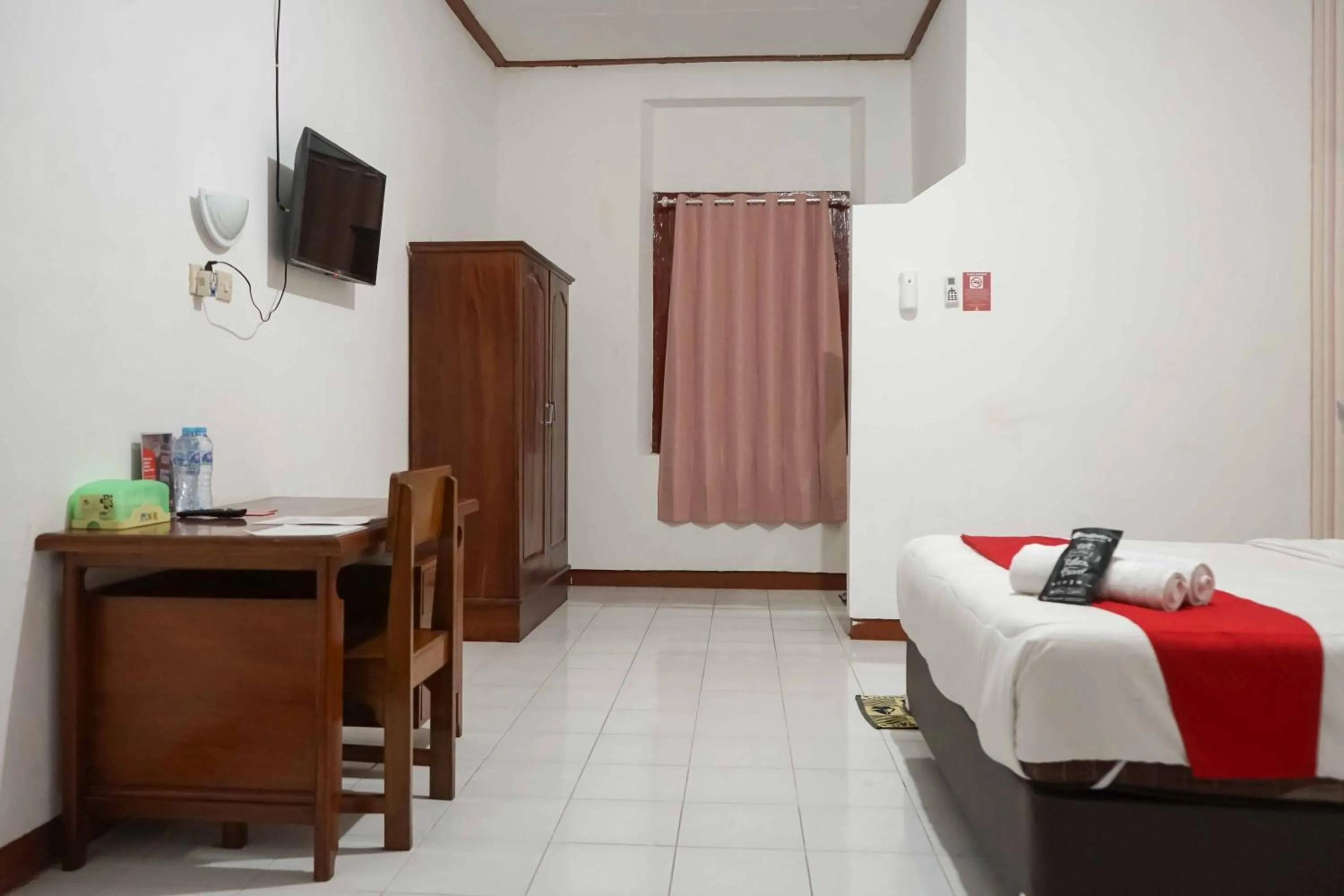 Bedroom, Bed in RedDoorz Plus @ Alun Alun Nganjuk