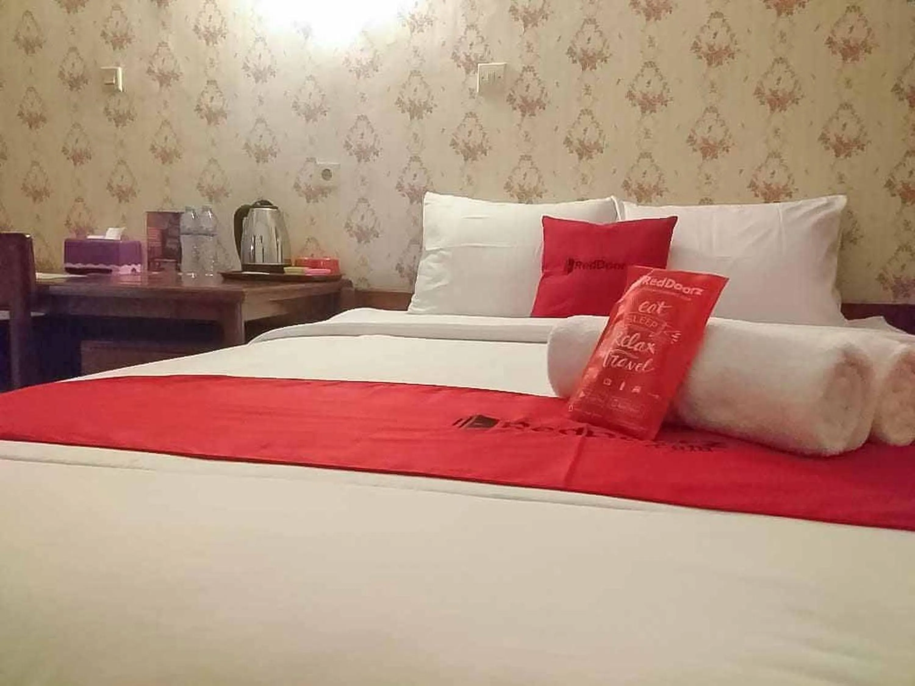 Bedroom, Bed in RedDoorz Plus @ Alun Alun Nganjuk