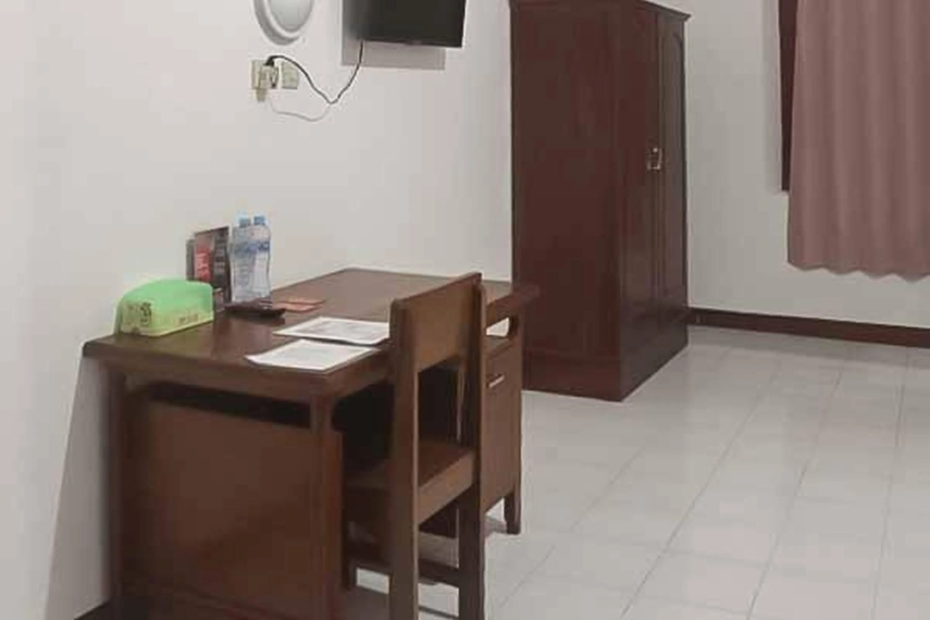 wardrobe in RedDoorz Plus @ Alun Alun Nganjuk