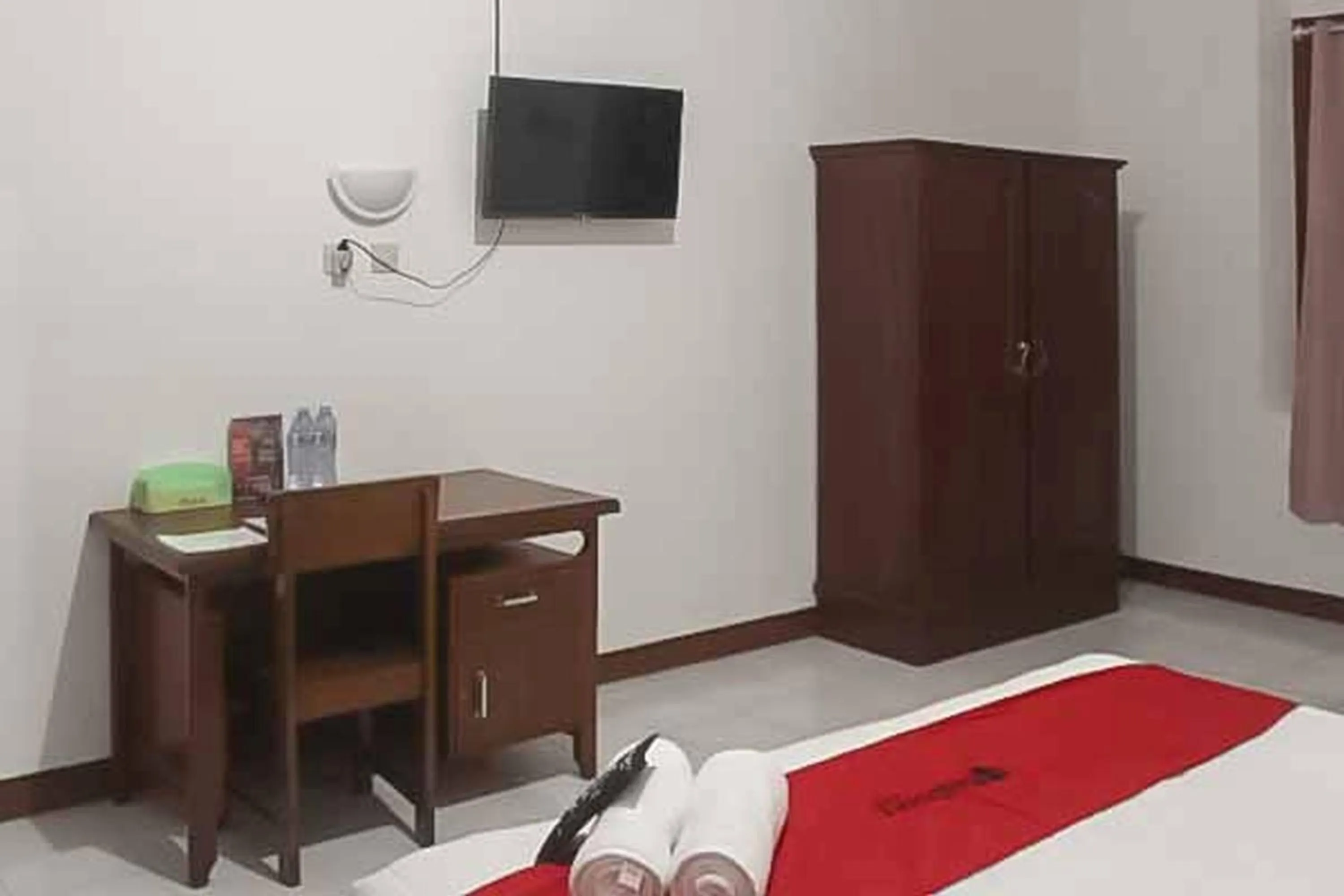 Bedroom in RedDoorz Plus @ Alun Alun Nganjuk