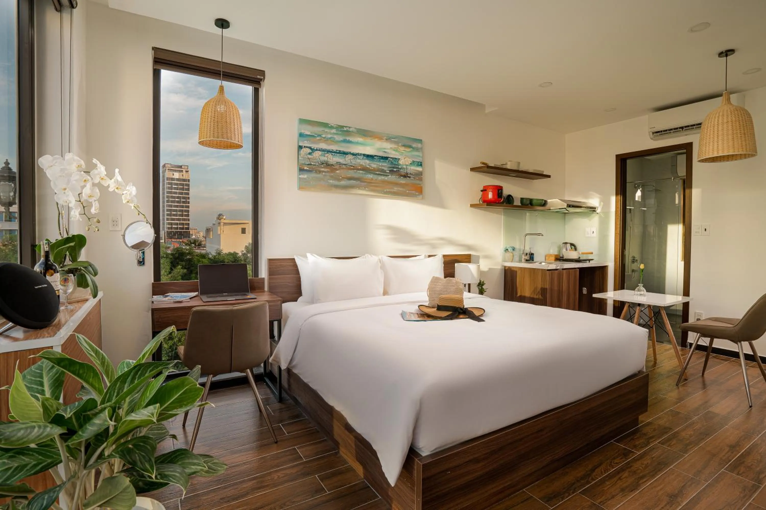 Dragon View Riverside Hotel