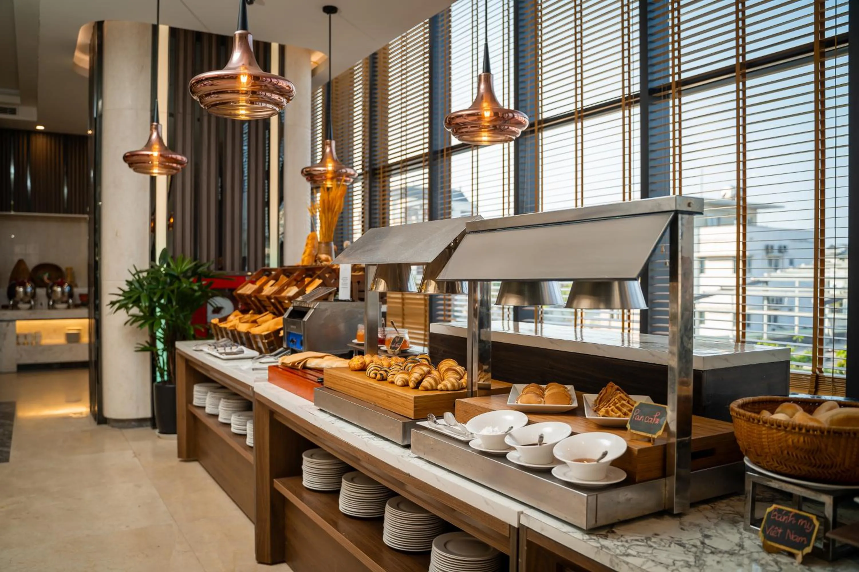 Restaurant/places to eat in DeLaSea Ha Long Hotel - Modern Bayview Escape