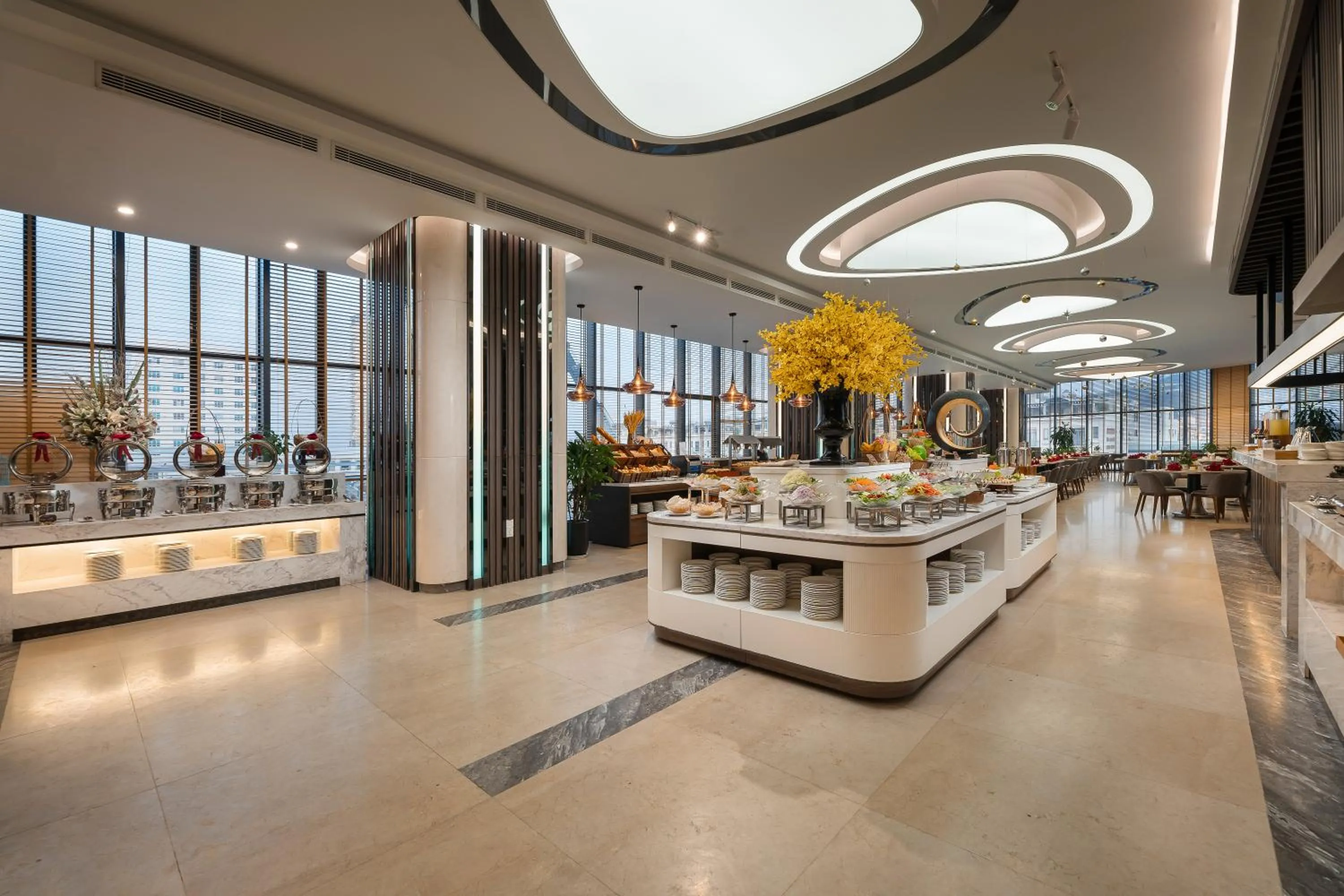 Restaurant/places to eat in DeLaSea Ha Long Hotel - Modern Bayview Escape