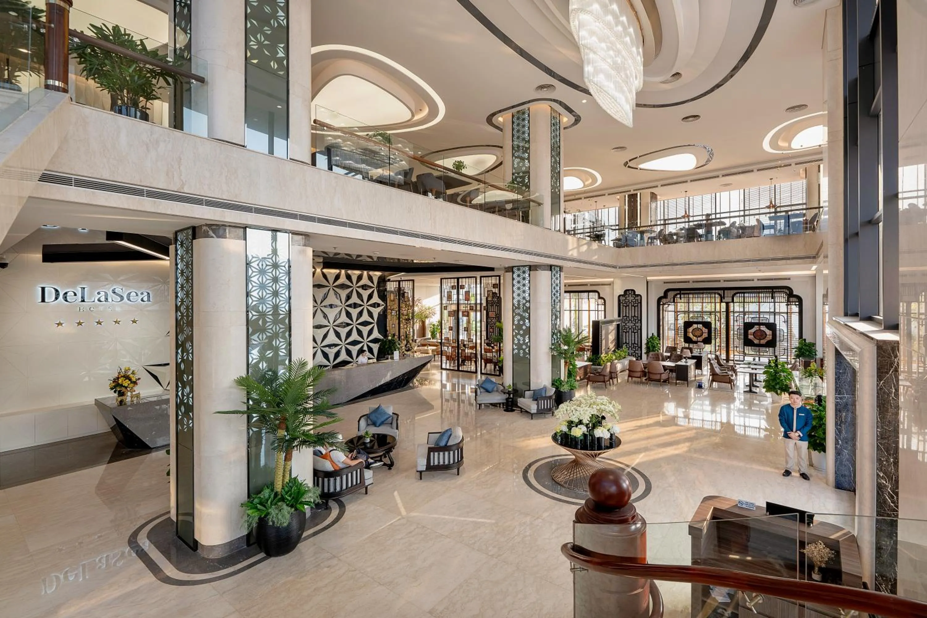 Lobby or reception in DeLaSea Ha Long Hotel - Modern Bayview Escape