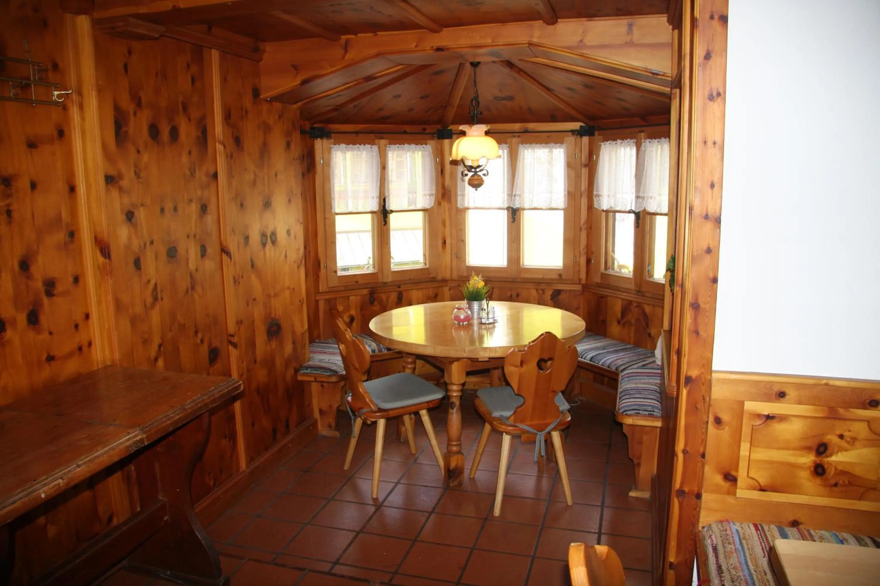 Restaurant/places to eat in Gulewicz Apartments