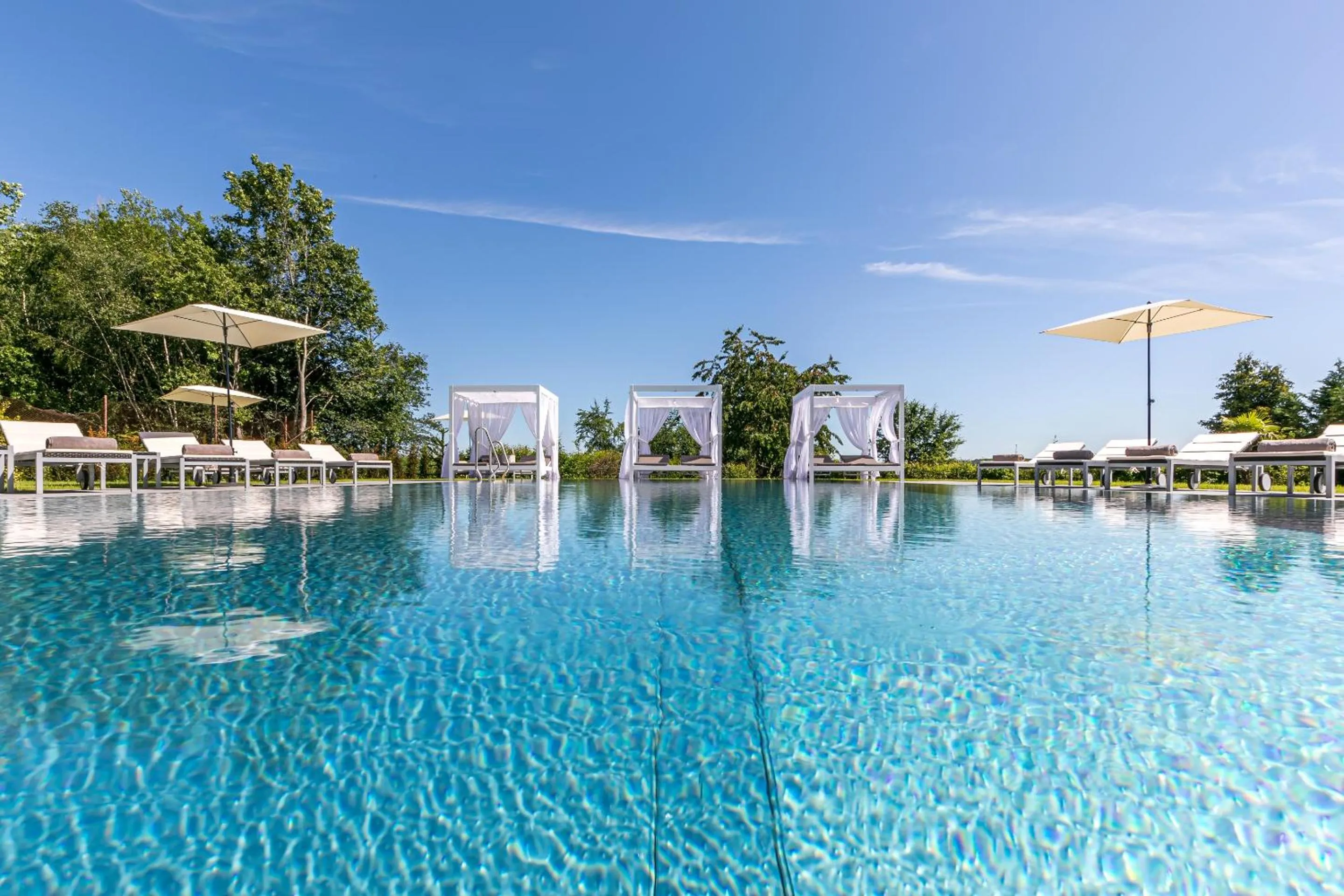 Swimming pool in Romantik Hotel Schwanefeld & Spa