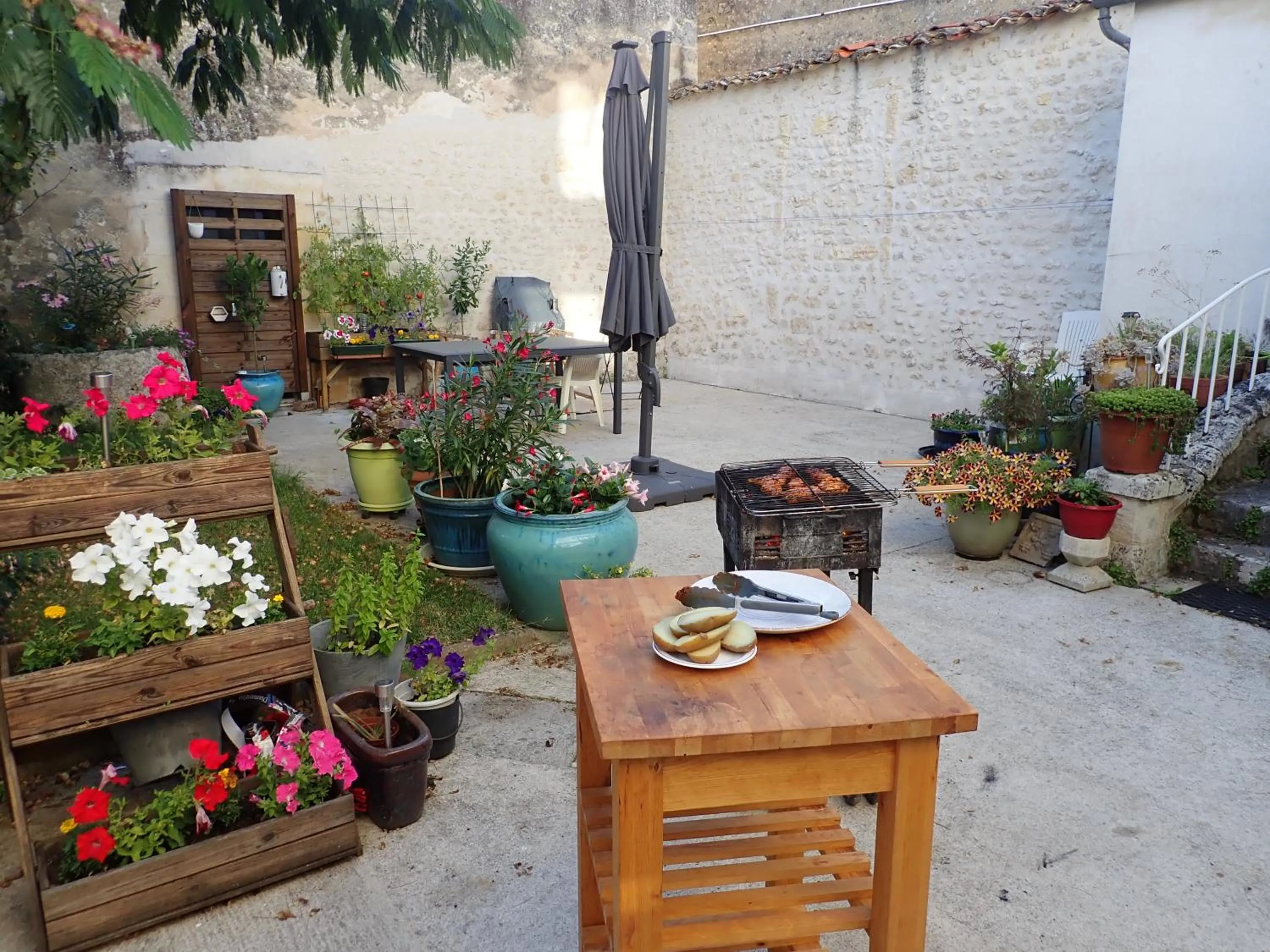 BBQ facilities in La Miramboise, chambres et table d hôtes