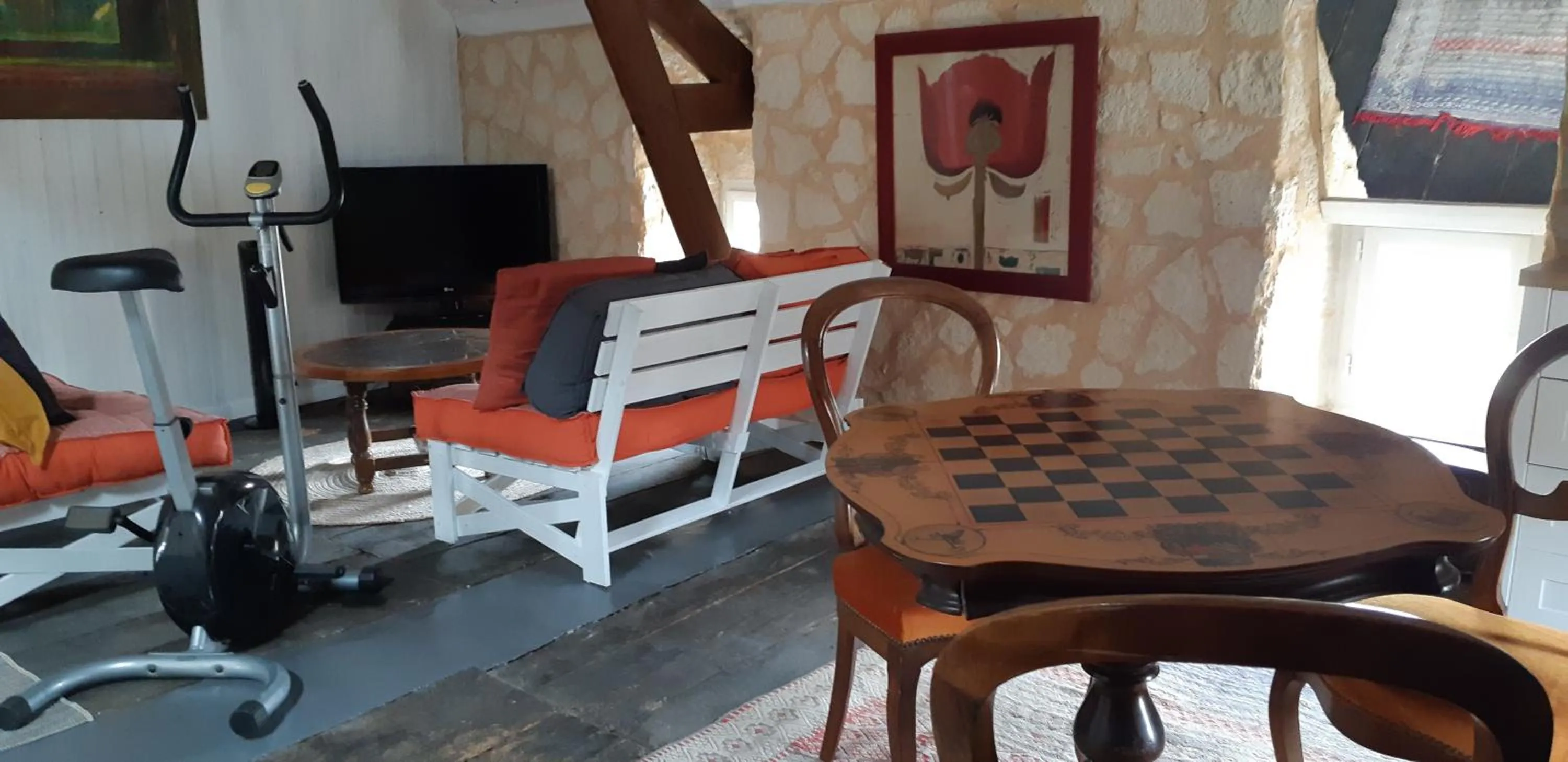 Communal lounge/ TV room in La Miramboise, chambres et table d hôtes