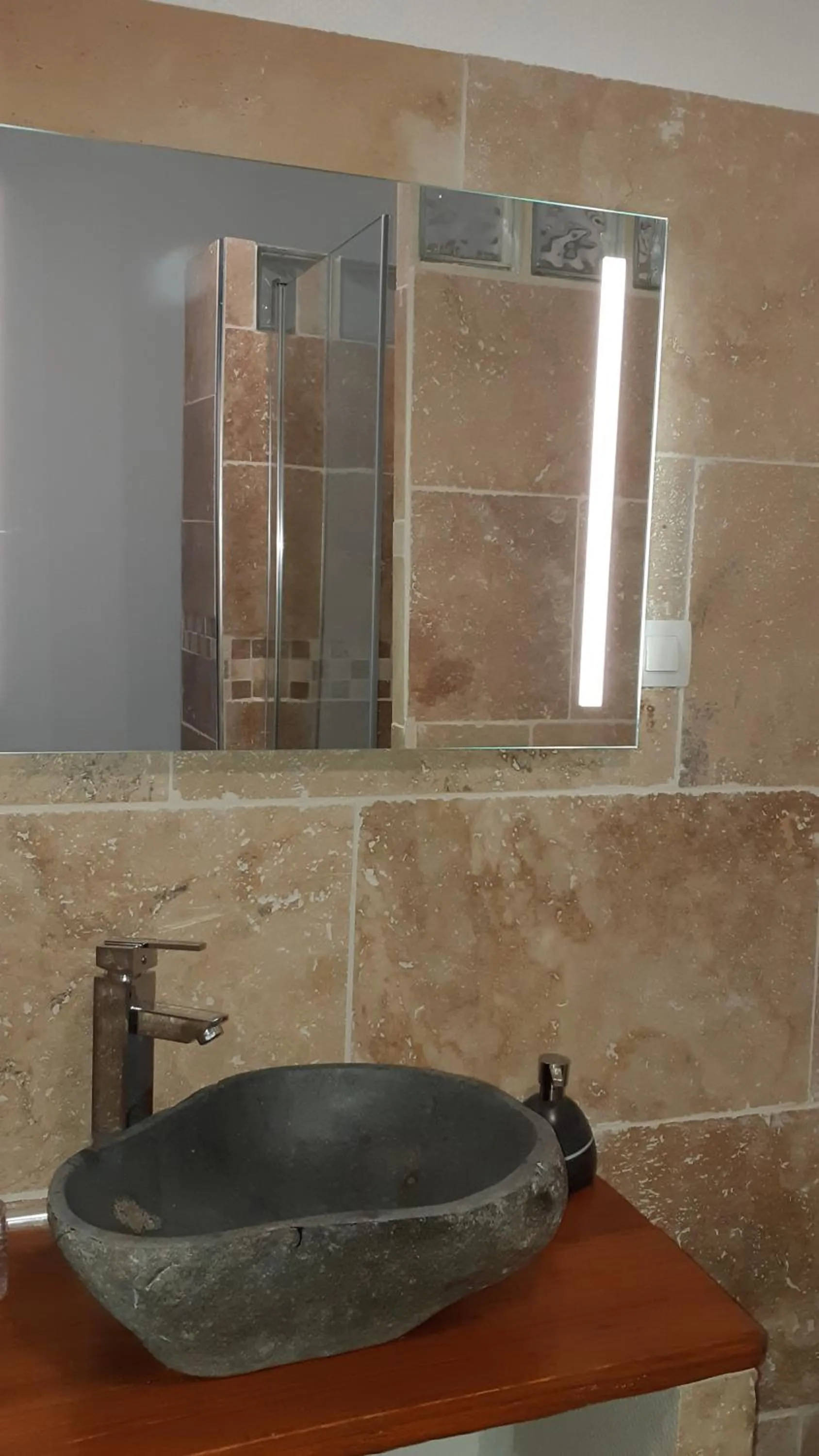 Bathroom in La Miramboise, chambres et table d hôtes