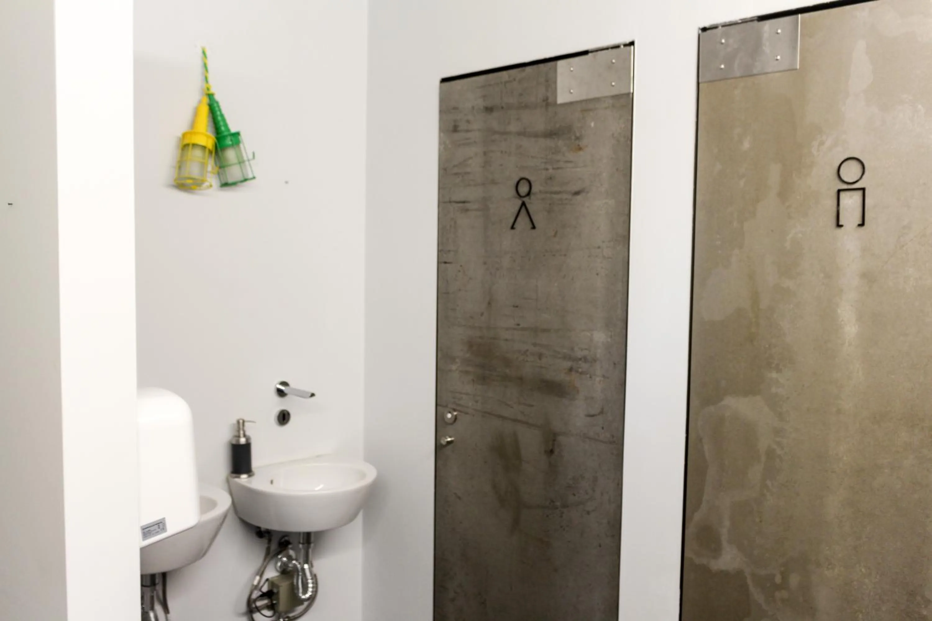 Toilet in Hostel Pia do Urso