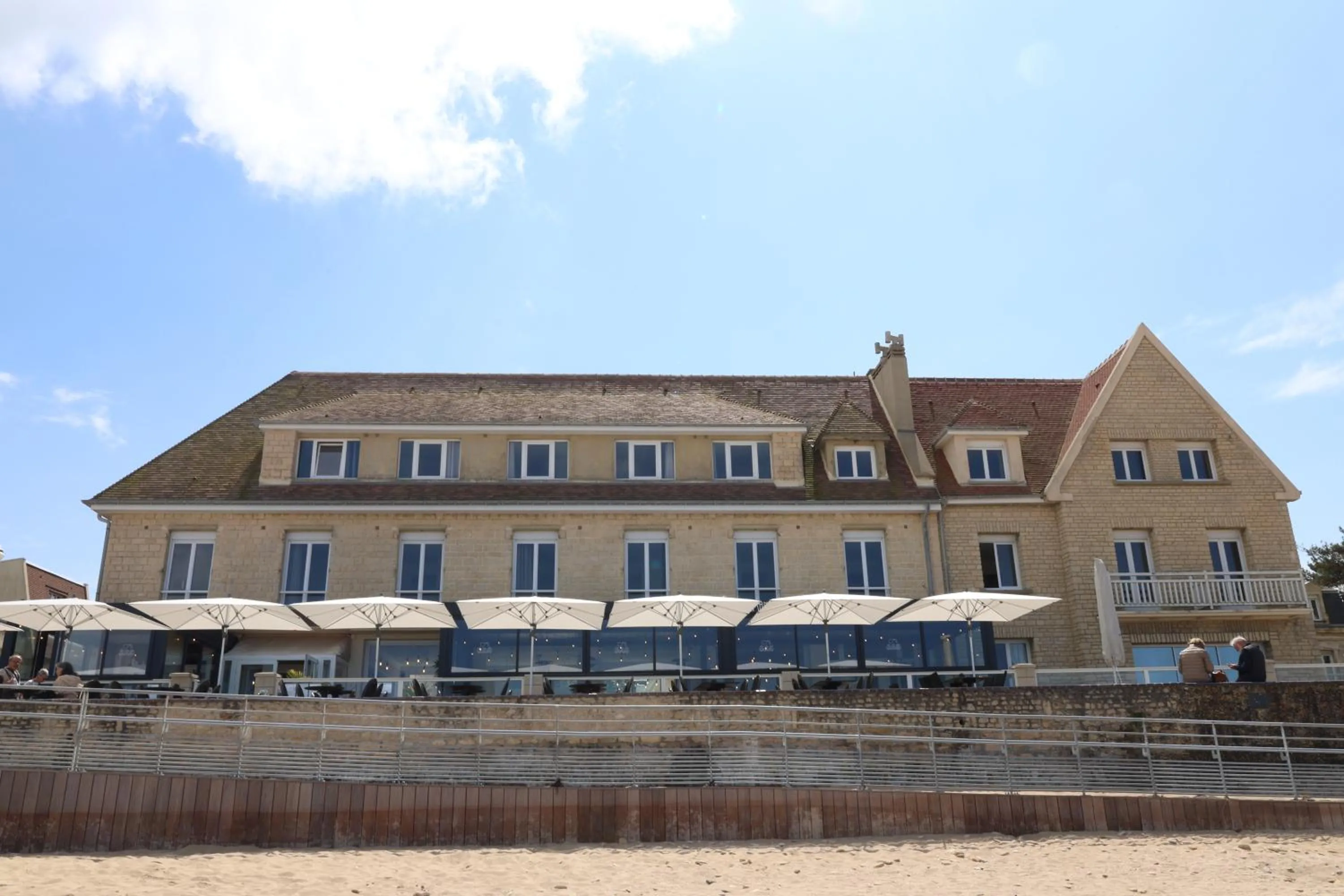 Property building in Le Clos Normand