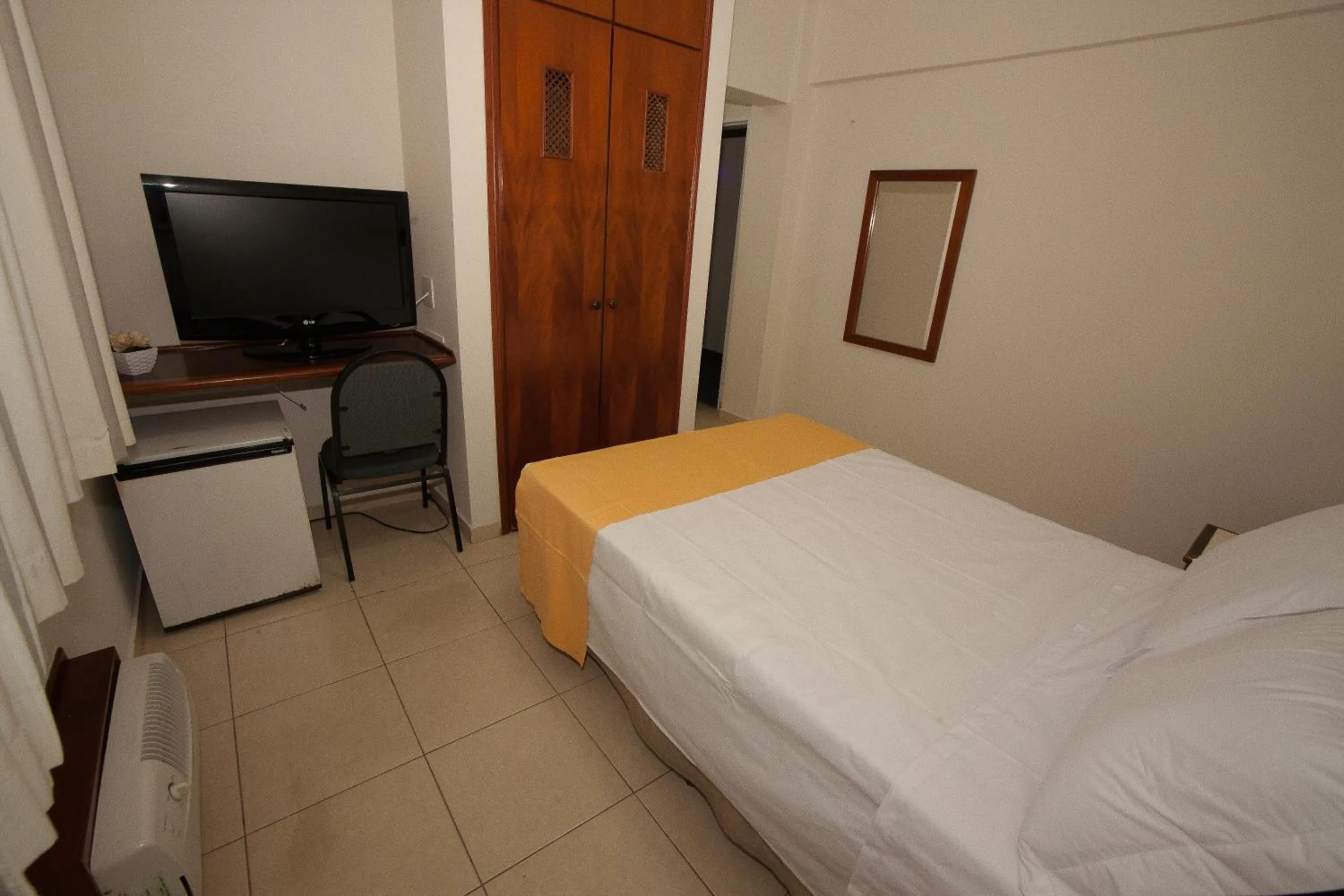 TV and multimedia, Bed in Láparos Hotel