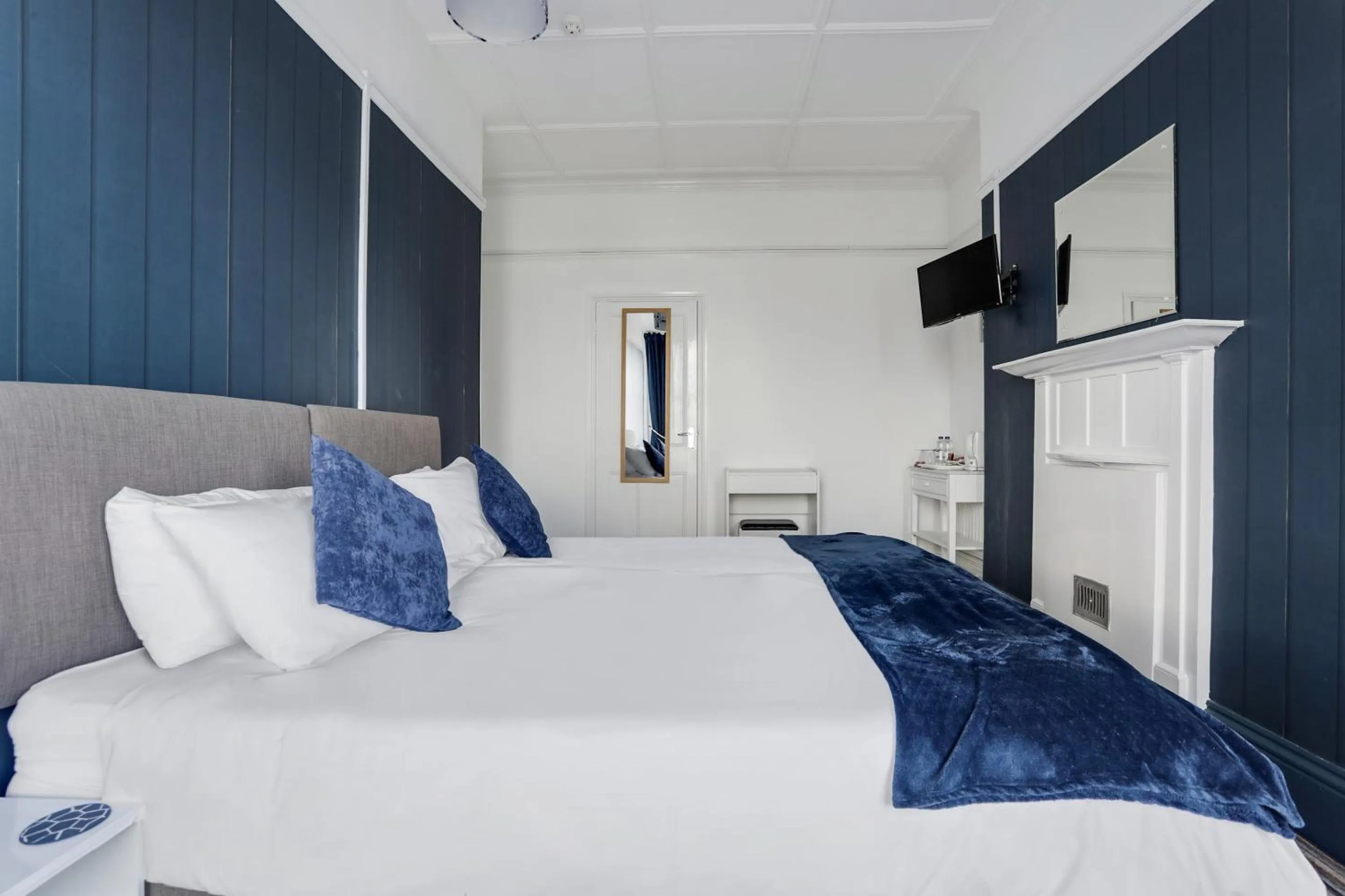 Bedroom, Bed in Lord Kitcheners Guest House