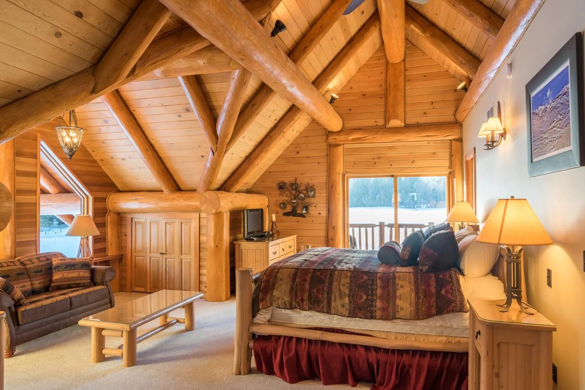 Bed in Revelstoke House Luxury Log House at Base of Resort